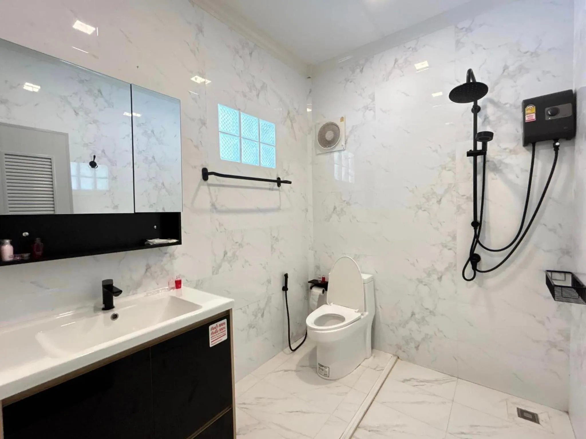 Shower in IP PLUS BEACH RESORT Koh Larn