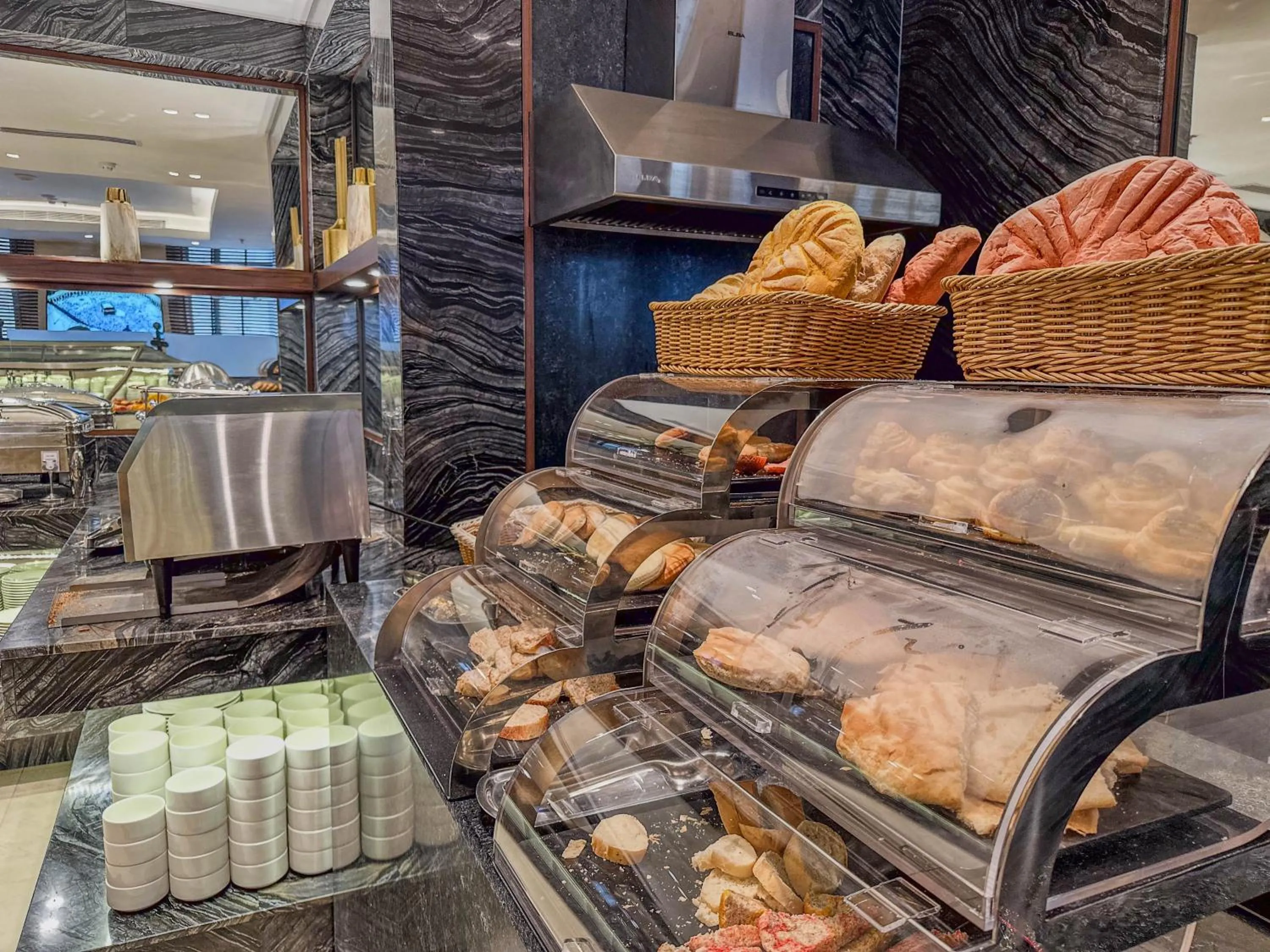 Restaurant/places to eat in Three Pearls Musalli Hotel