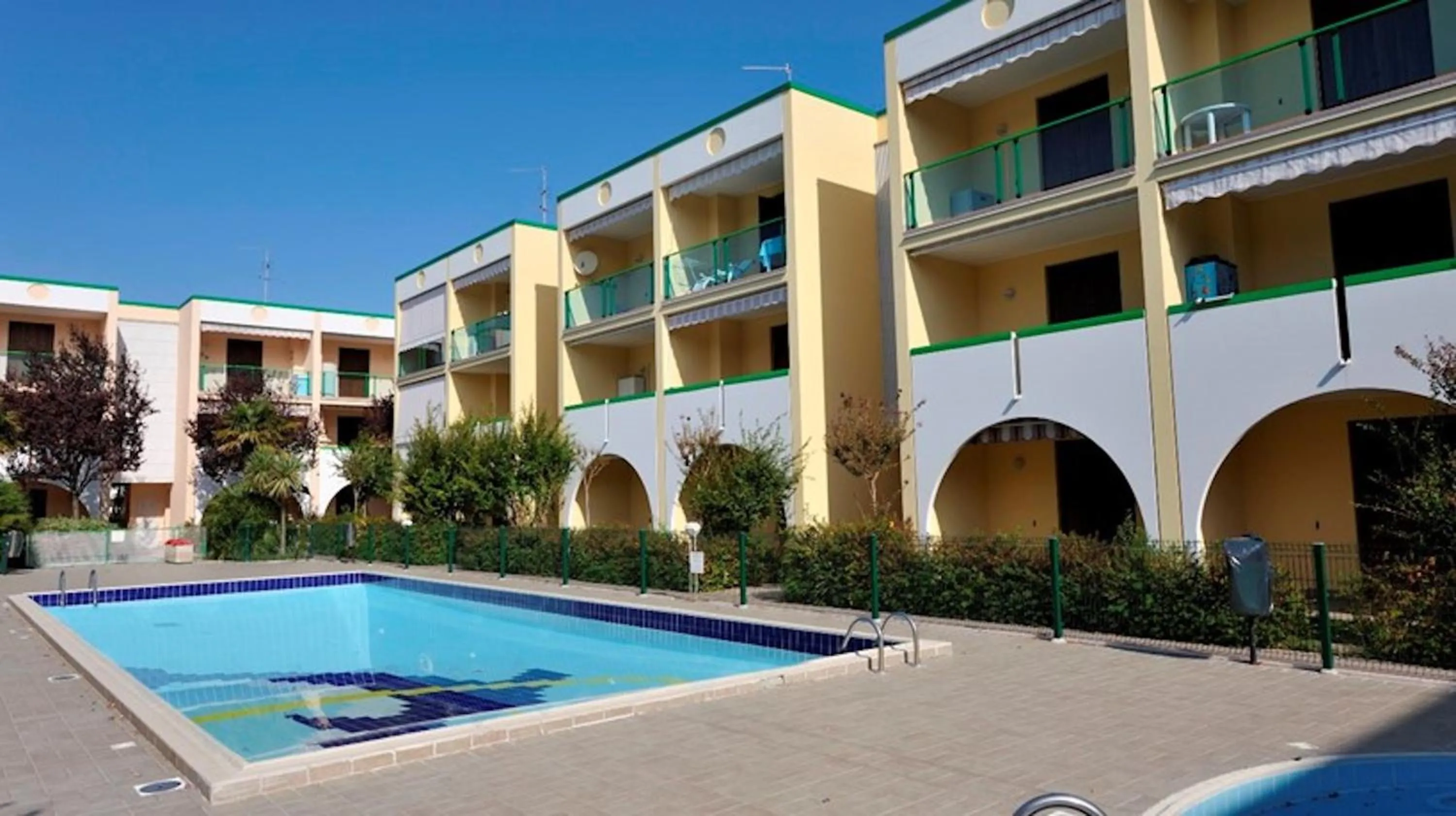 Flat for seven guests in residence with pool