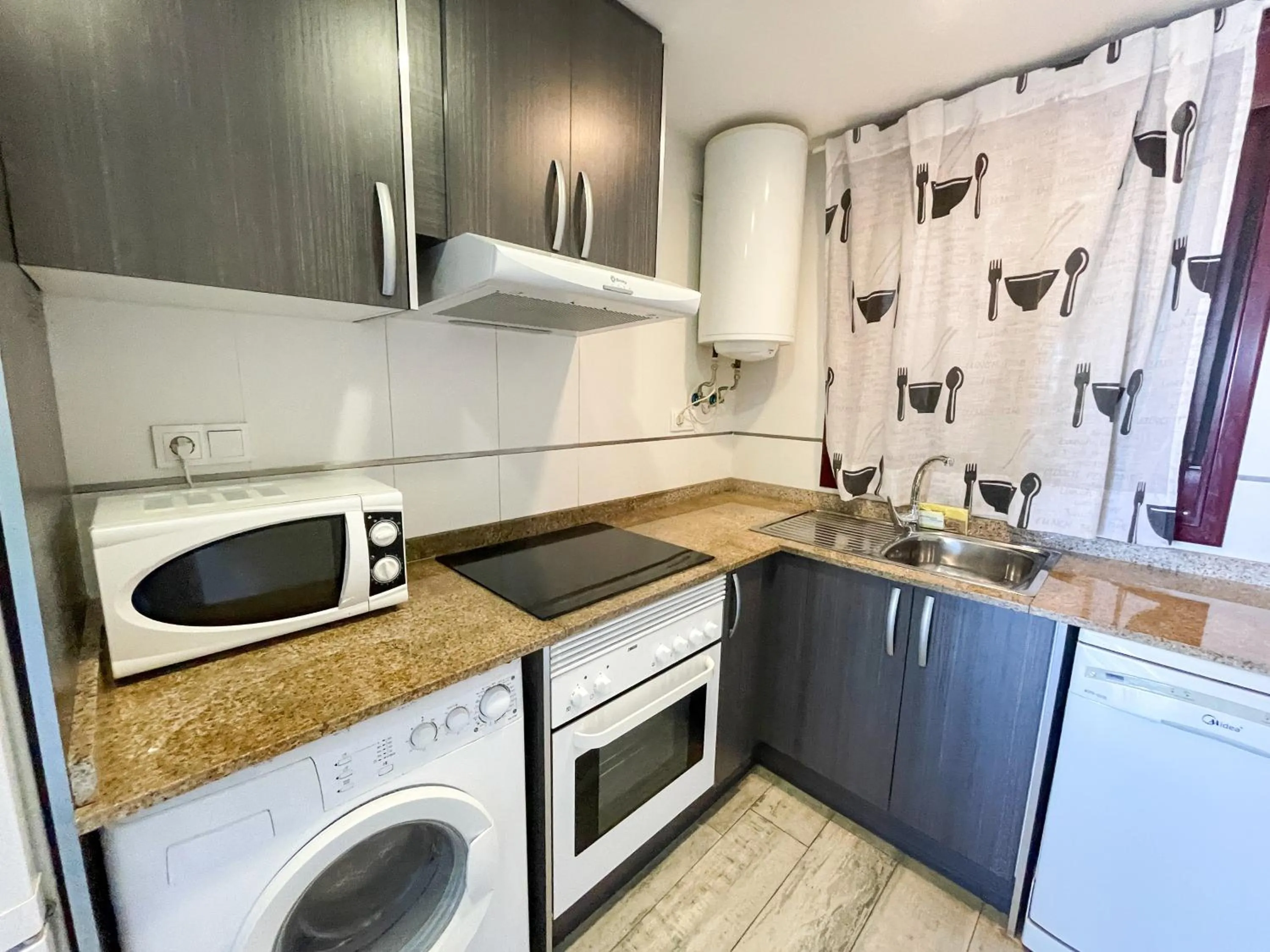 Kitchen or kitchenette in Apartamentos Mirador del Castillo 3000