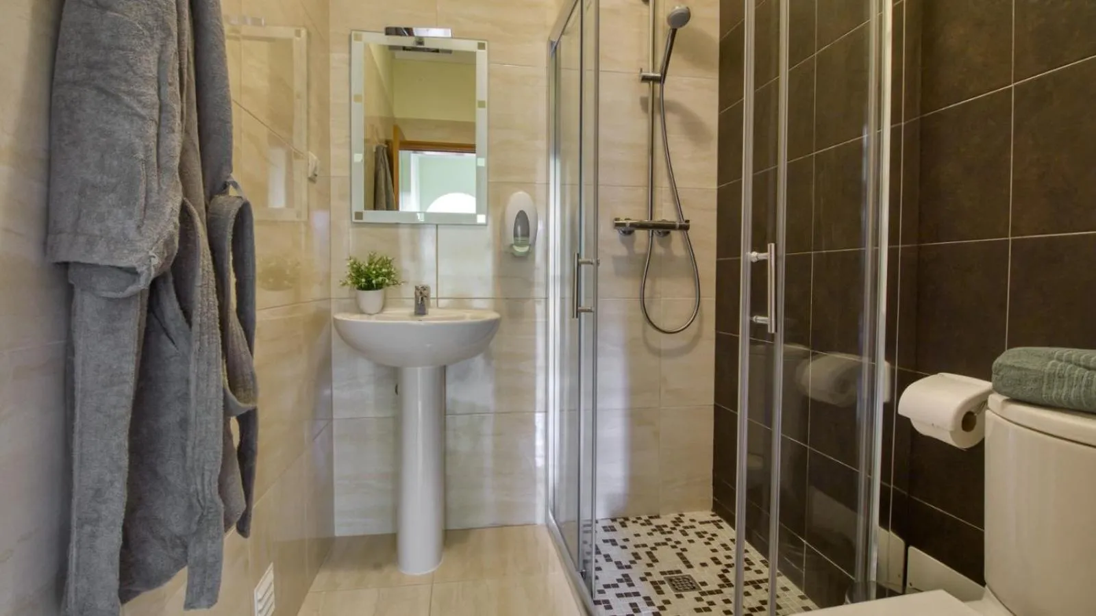 Bathroom in 8-Bed Villa in Vilamoura-Sleeps-Playground-Pool