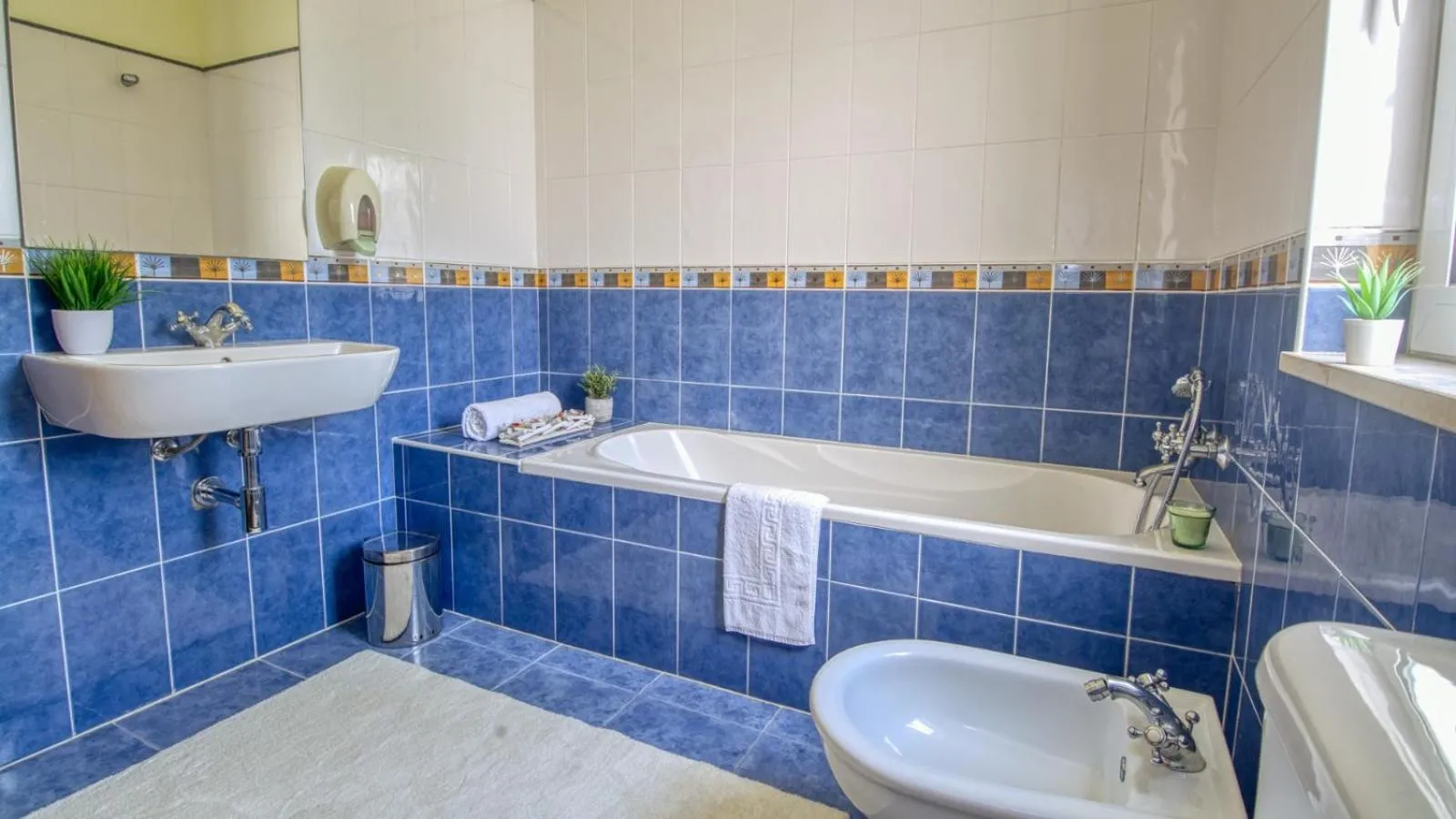 Bathroom in 8-Bed Villa in Vilamoura-Sleeps-Playground-Pool