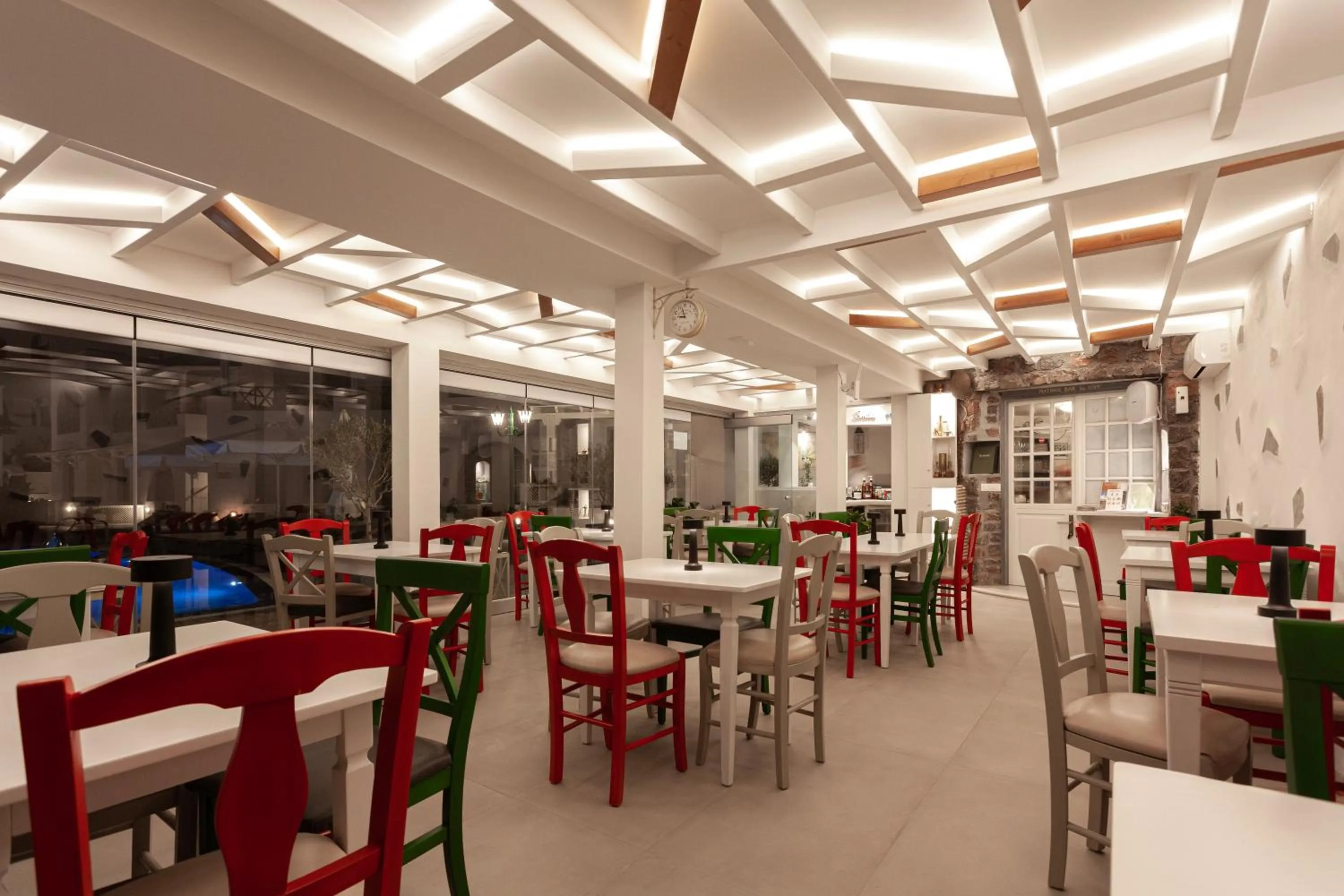 Restaurant/places to eat in Hotel Mathios