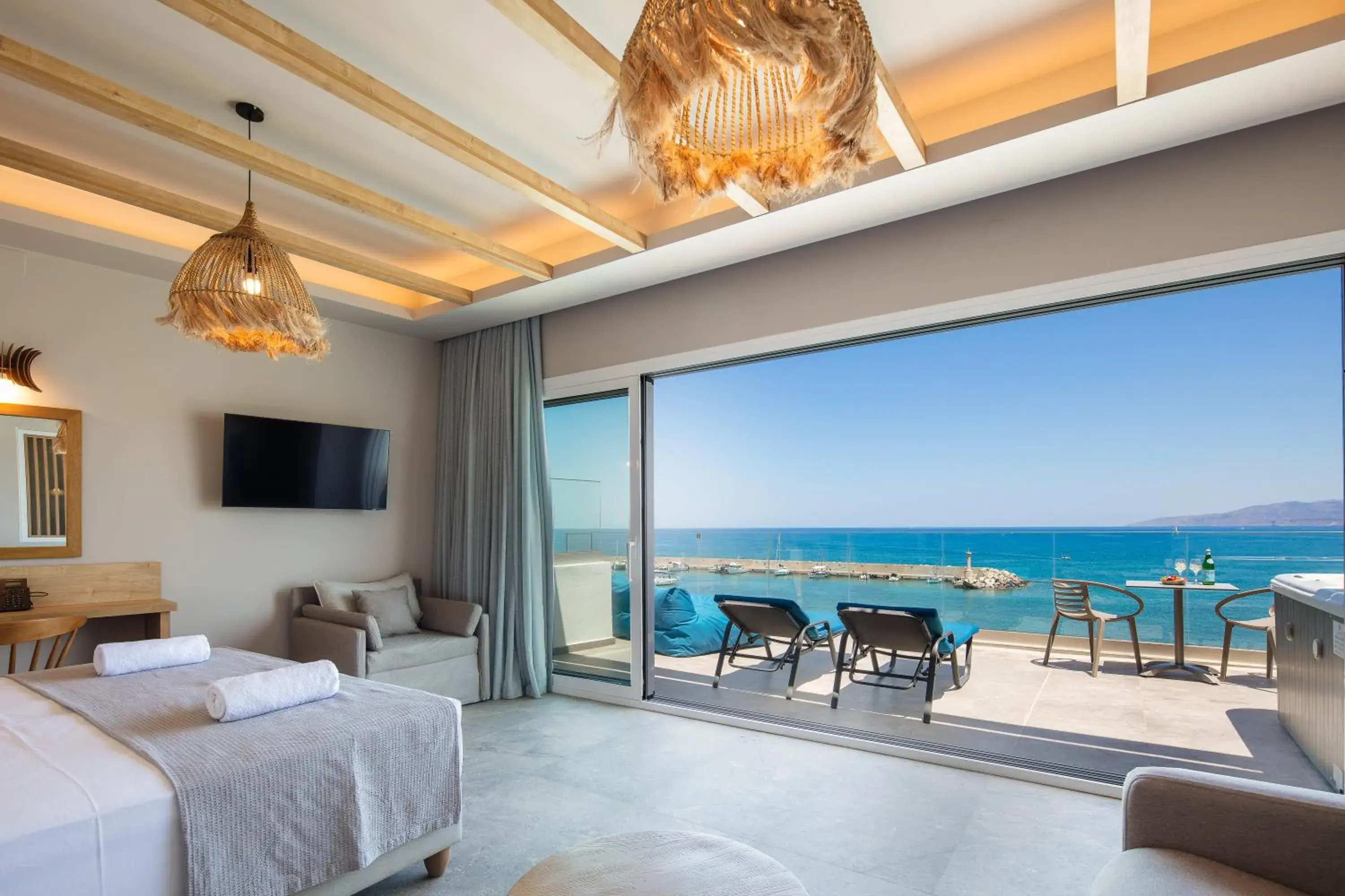 Master Suite with Panoramic Sea View & Outdoor Jetted Tub in Skipper Beachfront Suites Master Suite with Panoramic Sea View & Outdoor Jetted Tub in Skipper Beachfront Suites