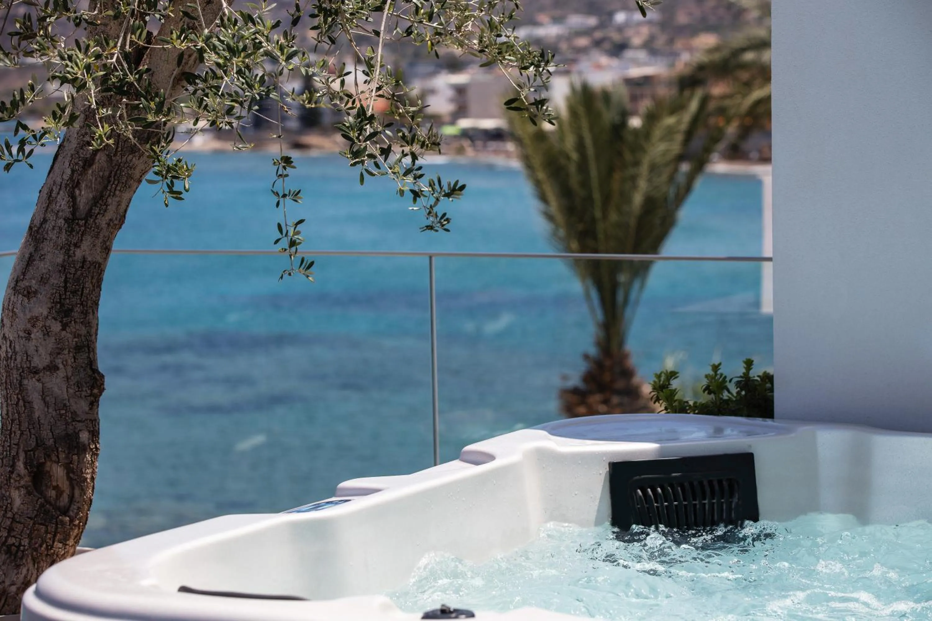 Hot Tub in Skipper Beachfront Suites