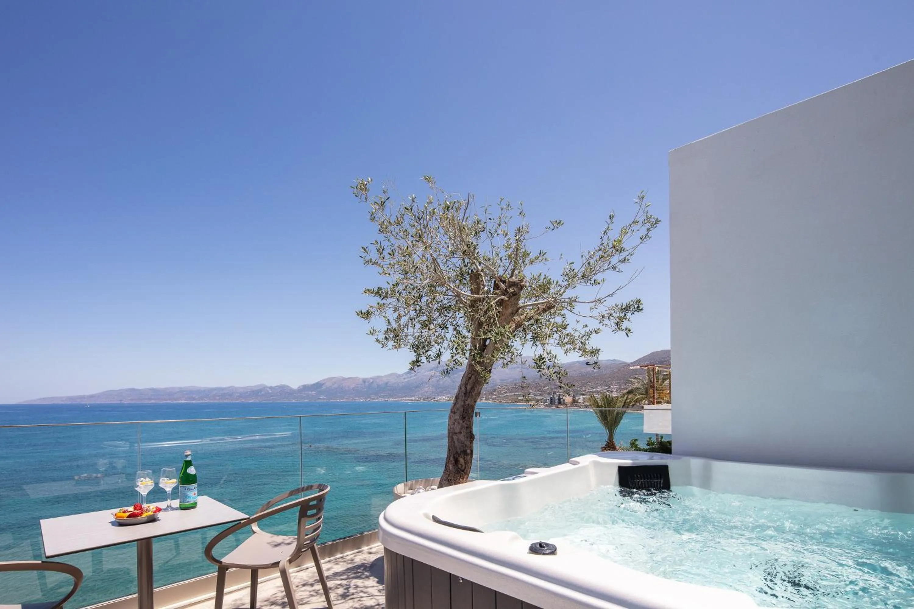 Hot Tub in Skipper Beachfront Suites
