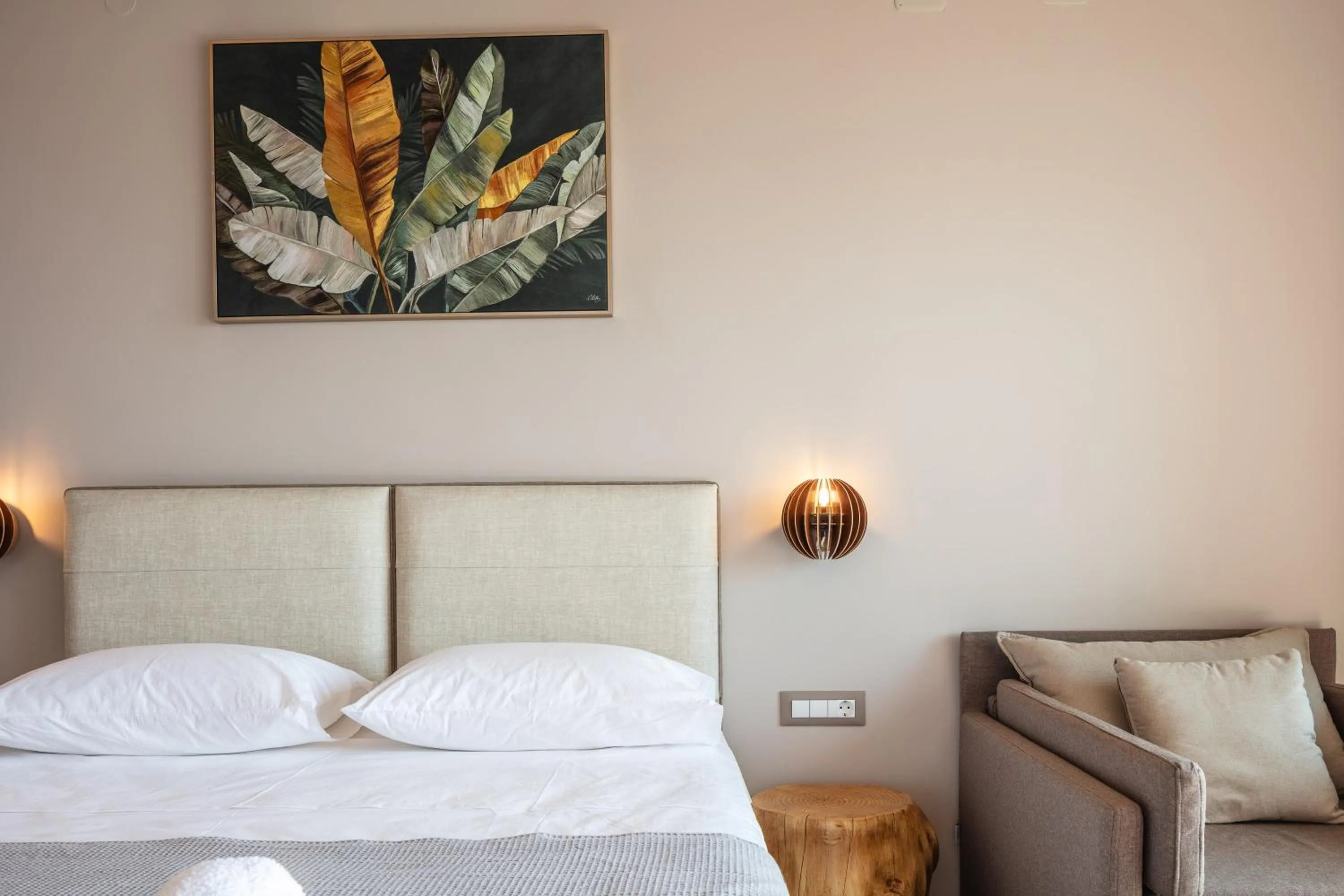 Bed in Skipper Beachfront Suites