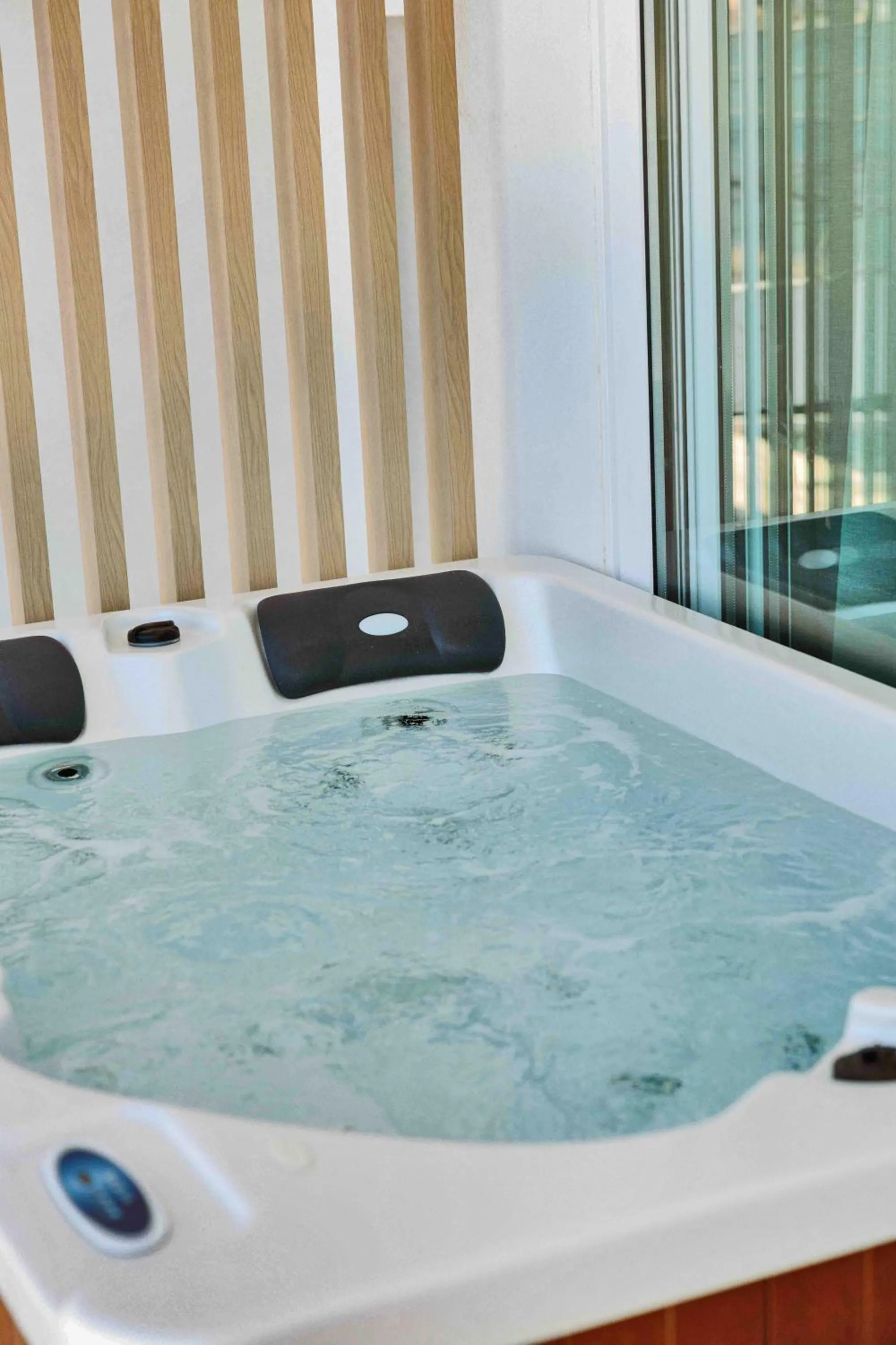Hot Tub in Skipper Beachfront Suites