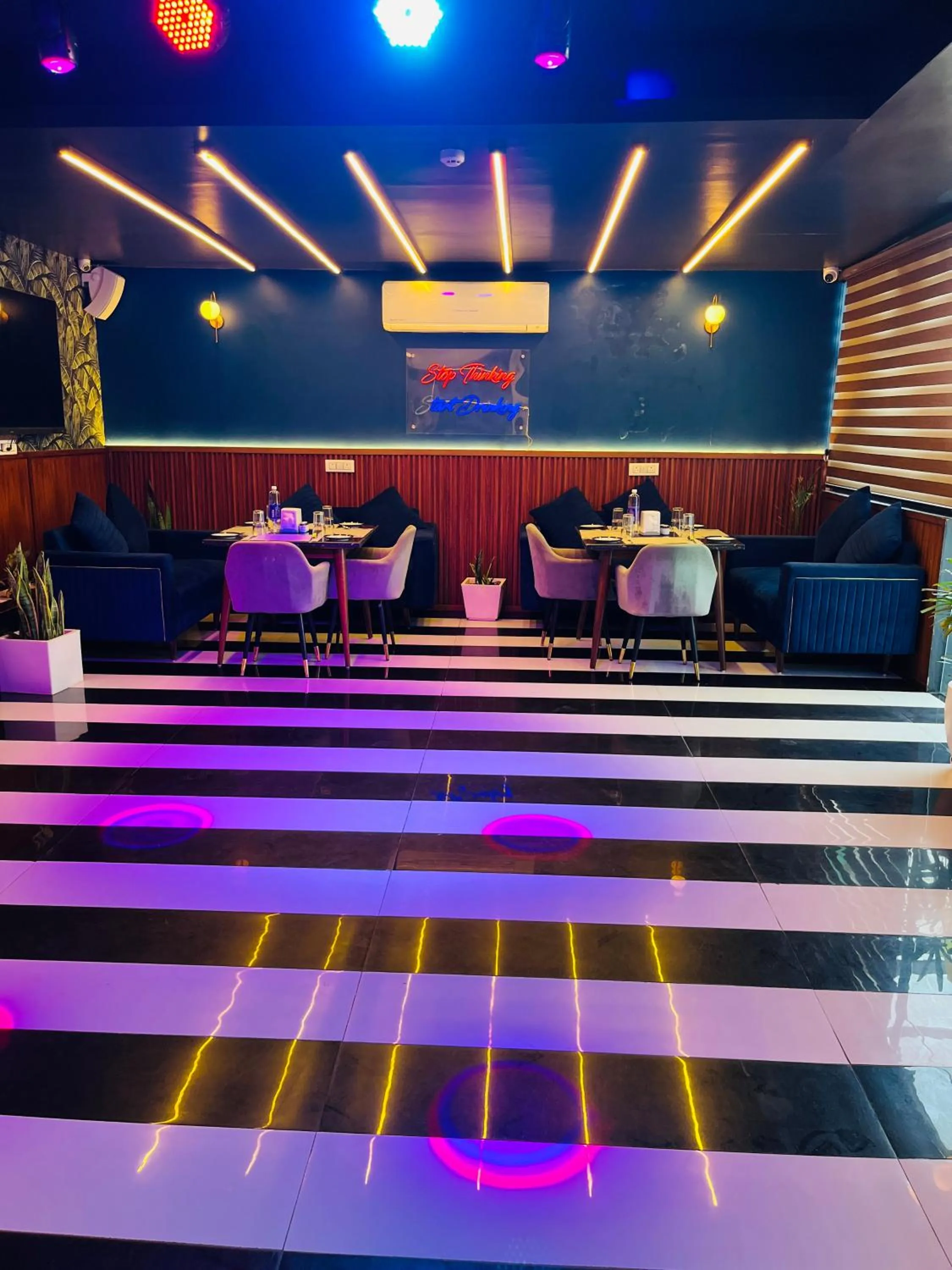 Restaurant/places to eat in Hotel Affluence