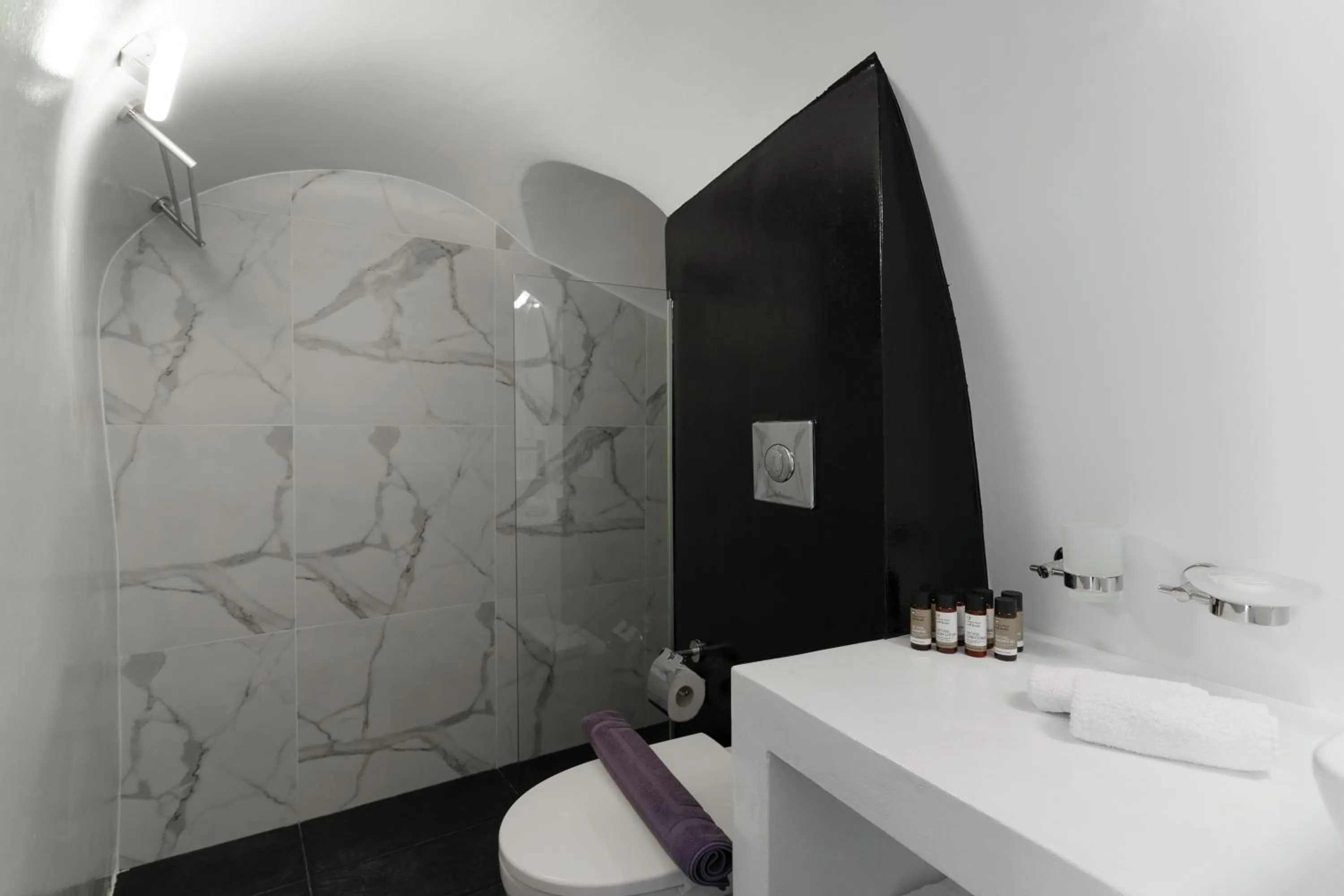 Toilet in Mill Houses New Elegant Suites