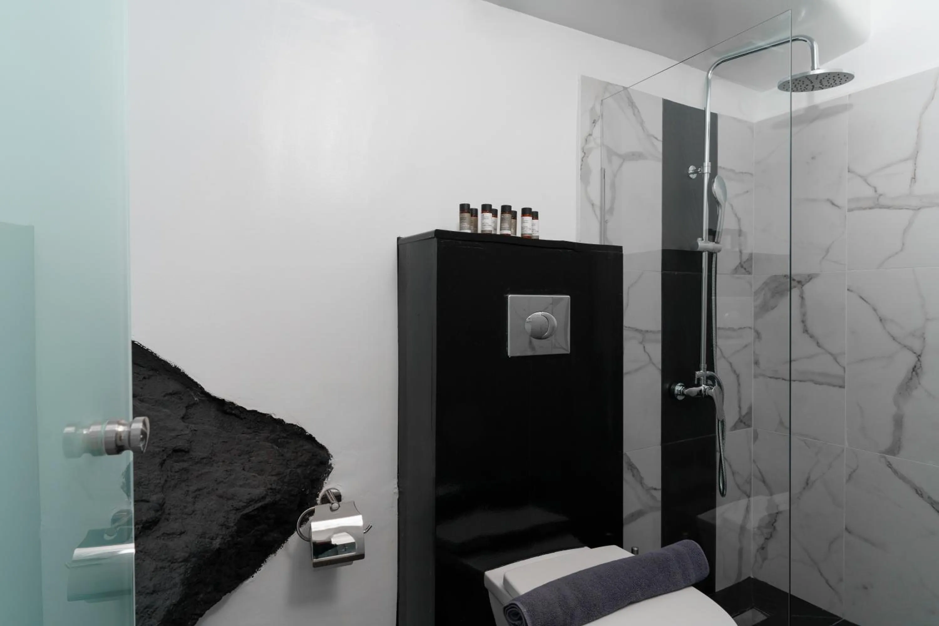 Toilet in Mill Houses New Elegant Suites