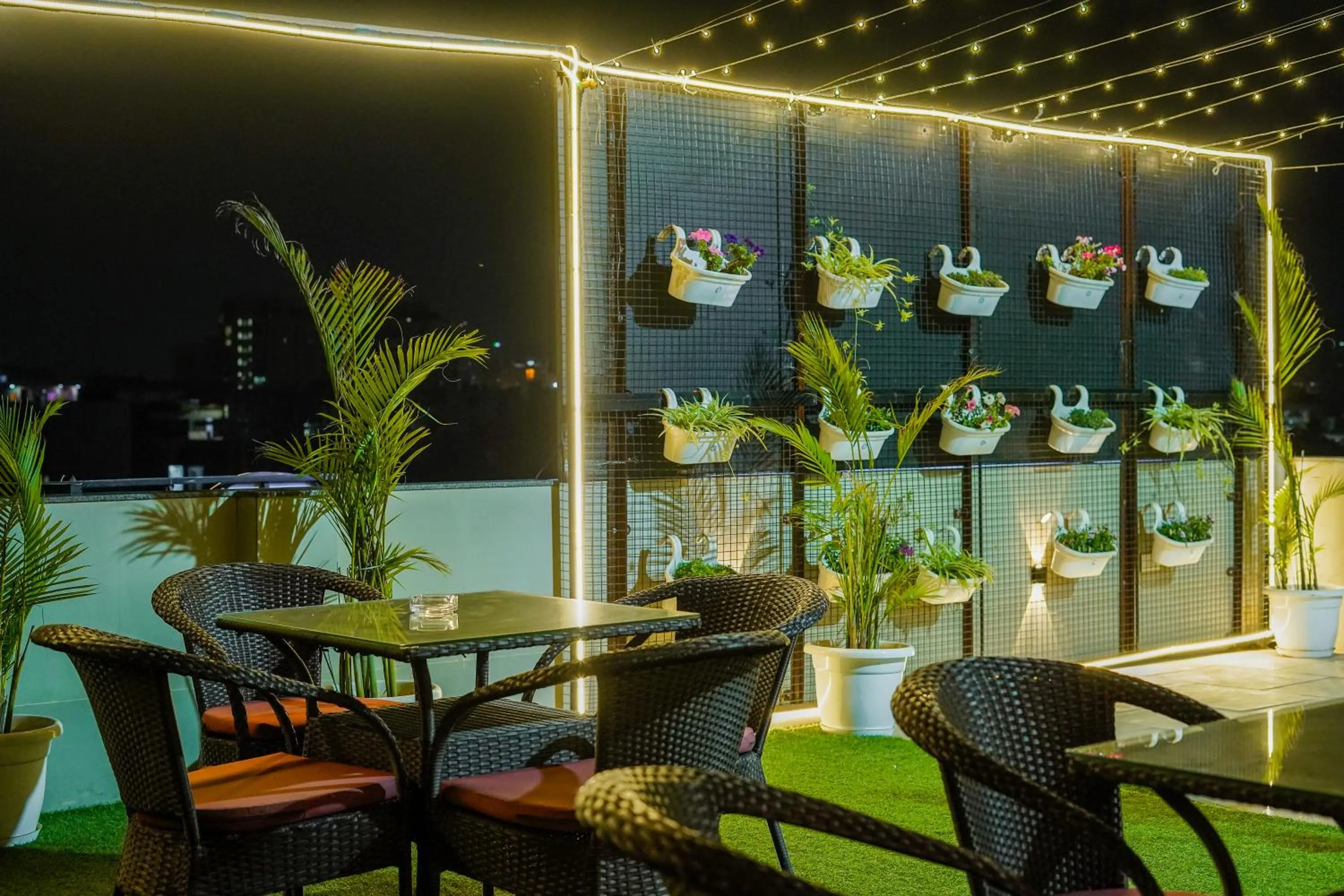 Seating area in Saltstayz Select - Unitech Cyber Park