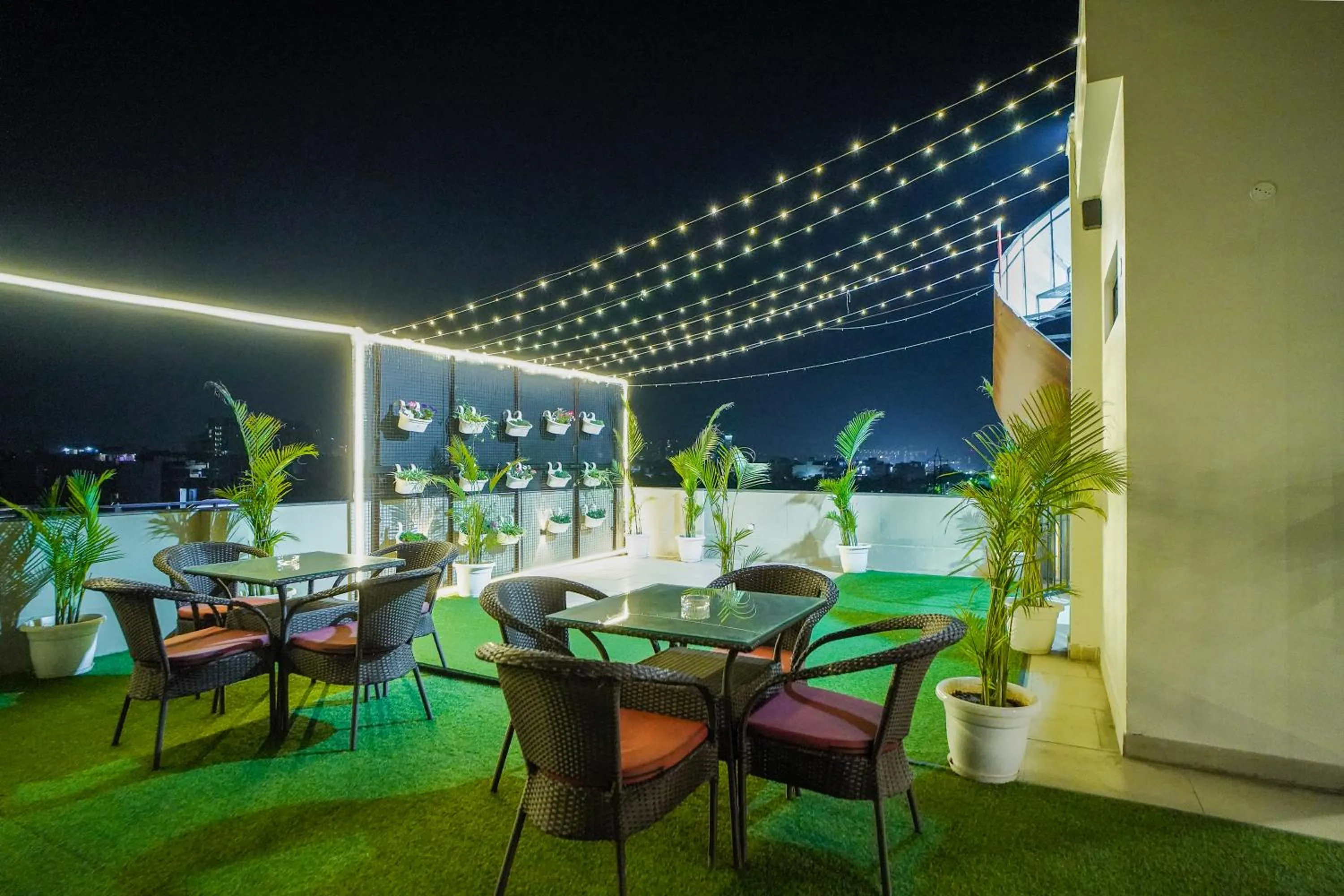 Night in Saltstayz Select - Unitech Cyber Park