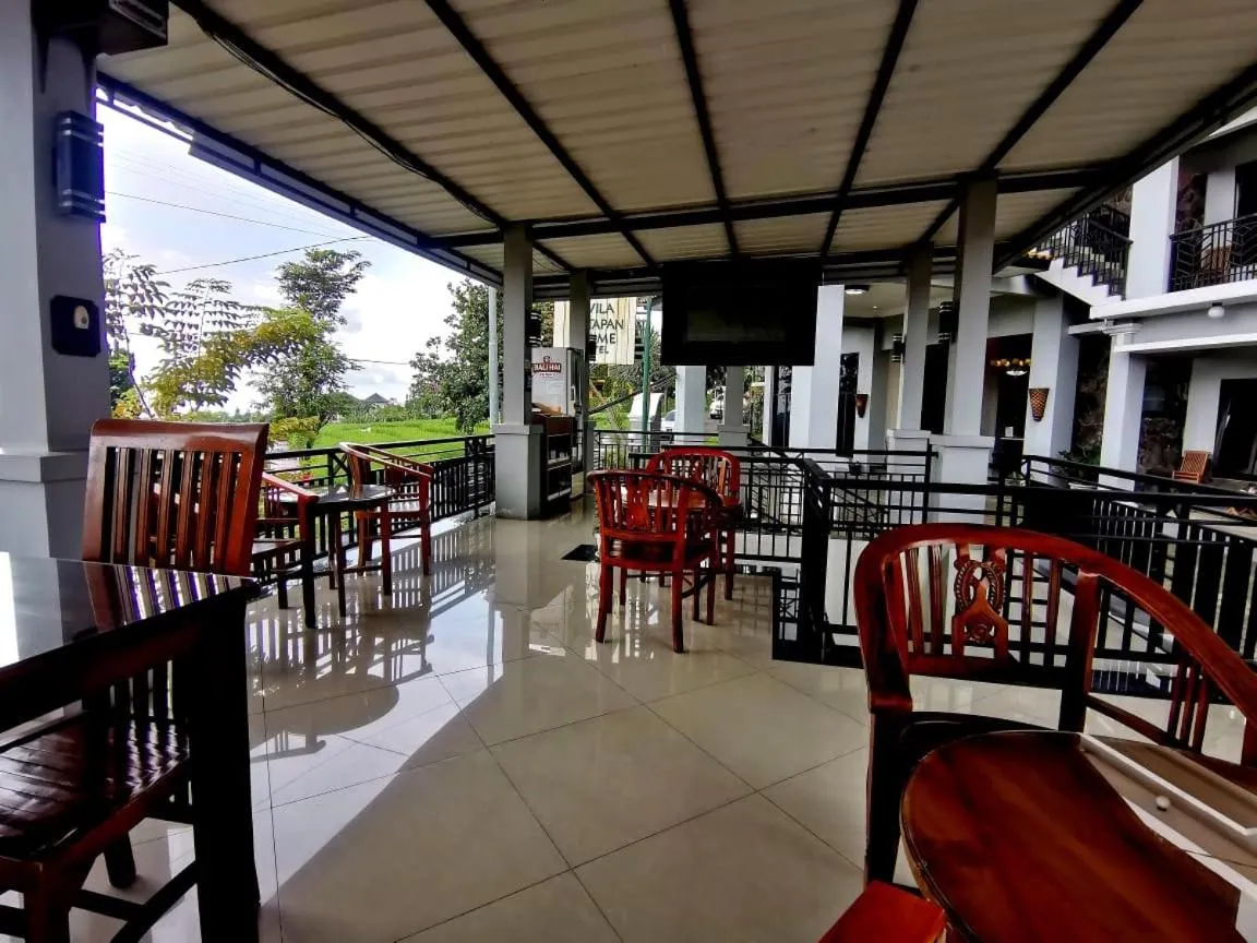 Restaurant/places to eat in Avila Ketapan Rame Hotel
