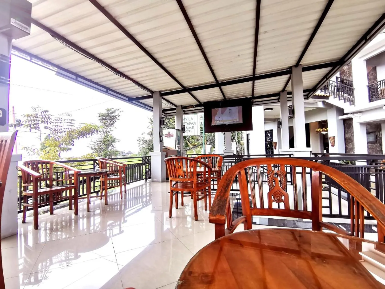 Restaurant/places to eat in Avila Ketapan Rame Hotel