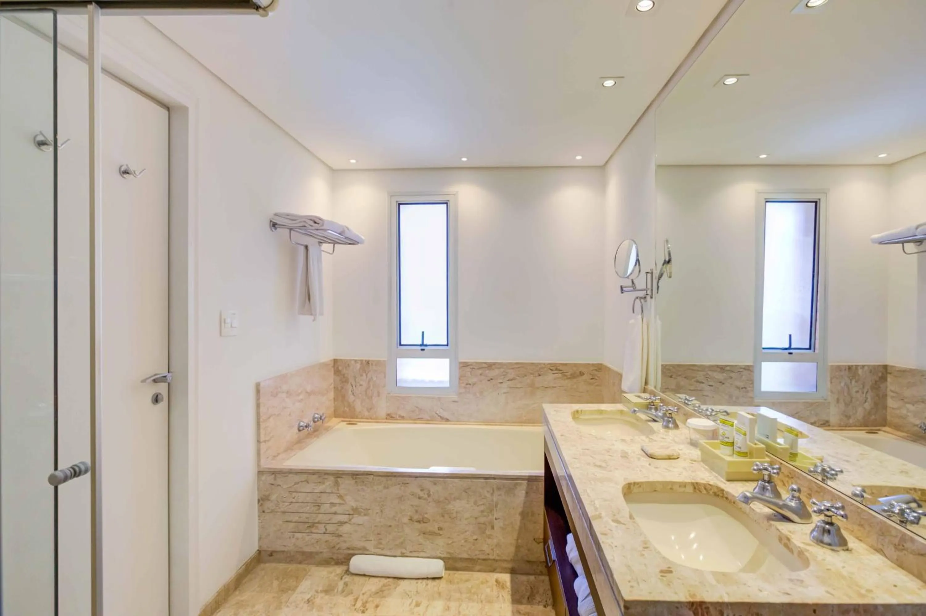 Bathroom in Roomo Etoile GeorgeV Jardins Residencial