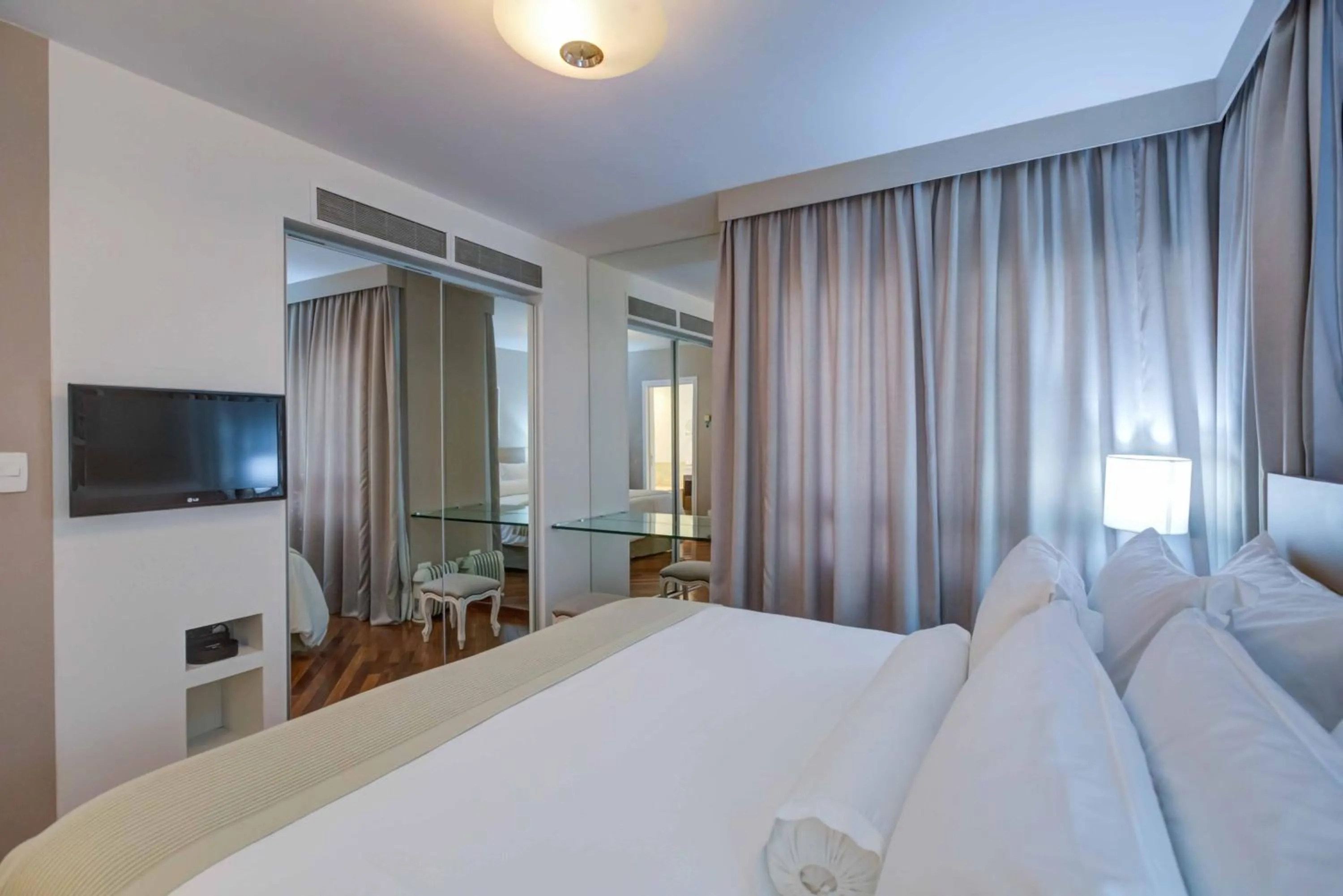 Bed in Roomo Etoile GeorgeV Jardins Residencial