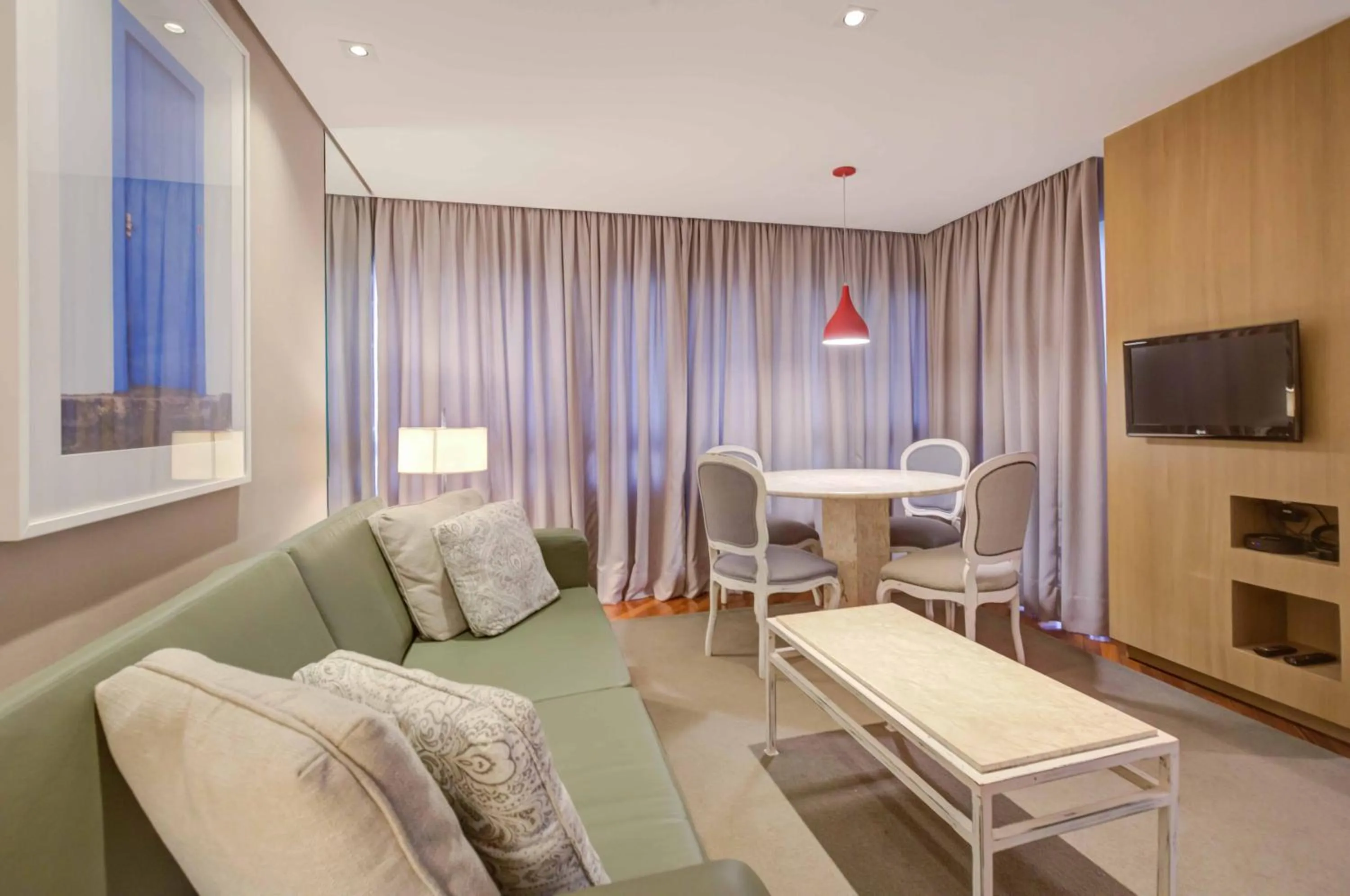 Living room in Roomo Etoile GeorgeV Jardins Residencial