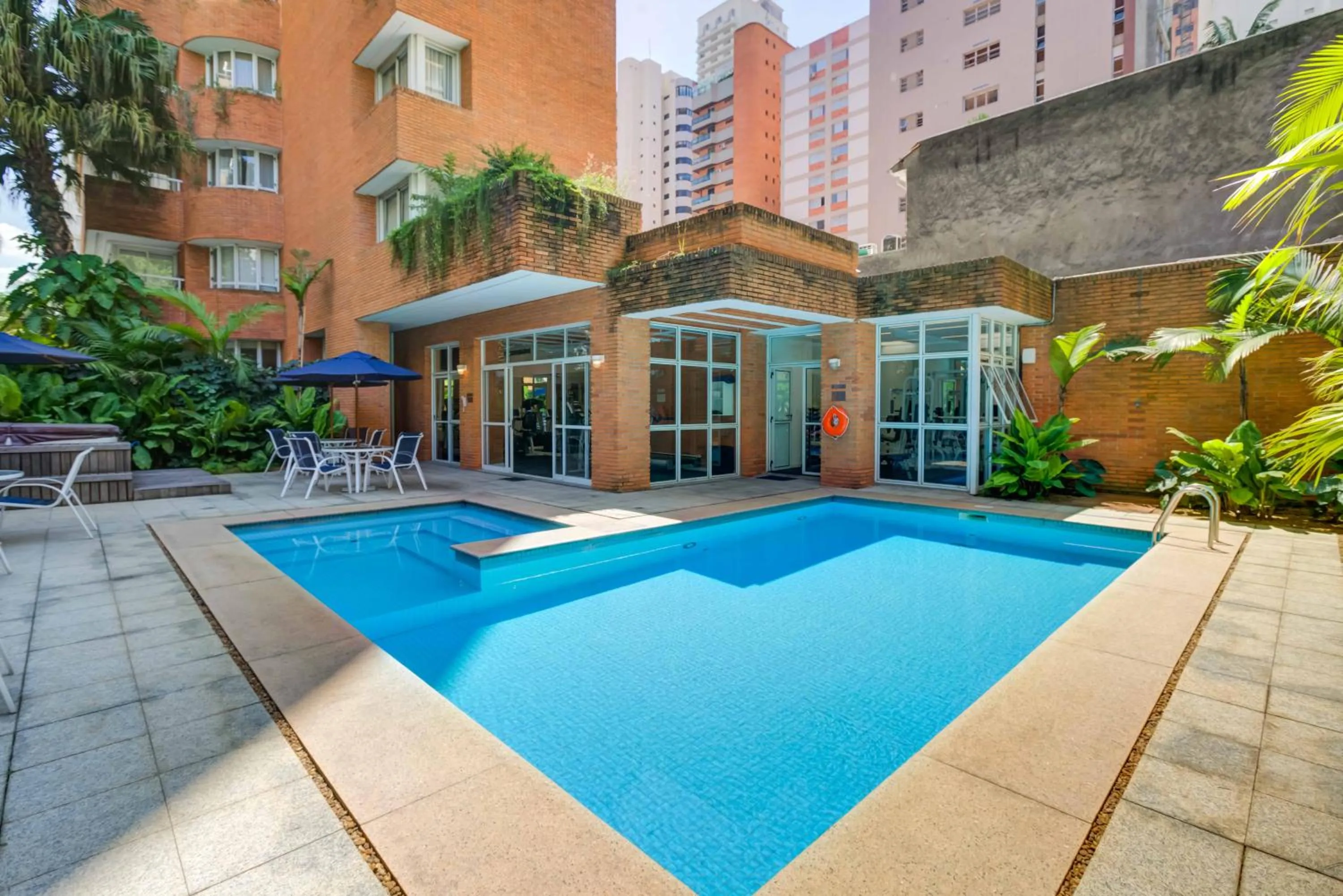 Swimming pool in Roomo Etoile GeorgeV Jardins Residencial