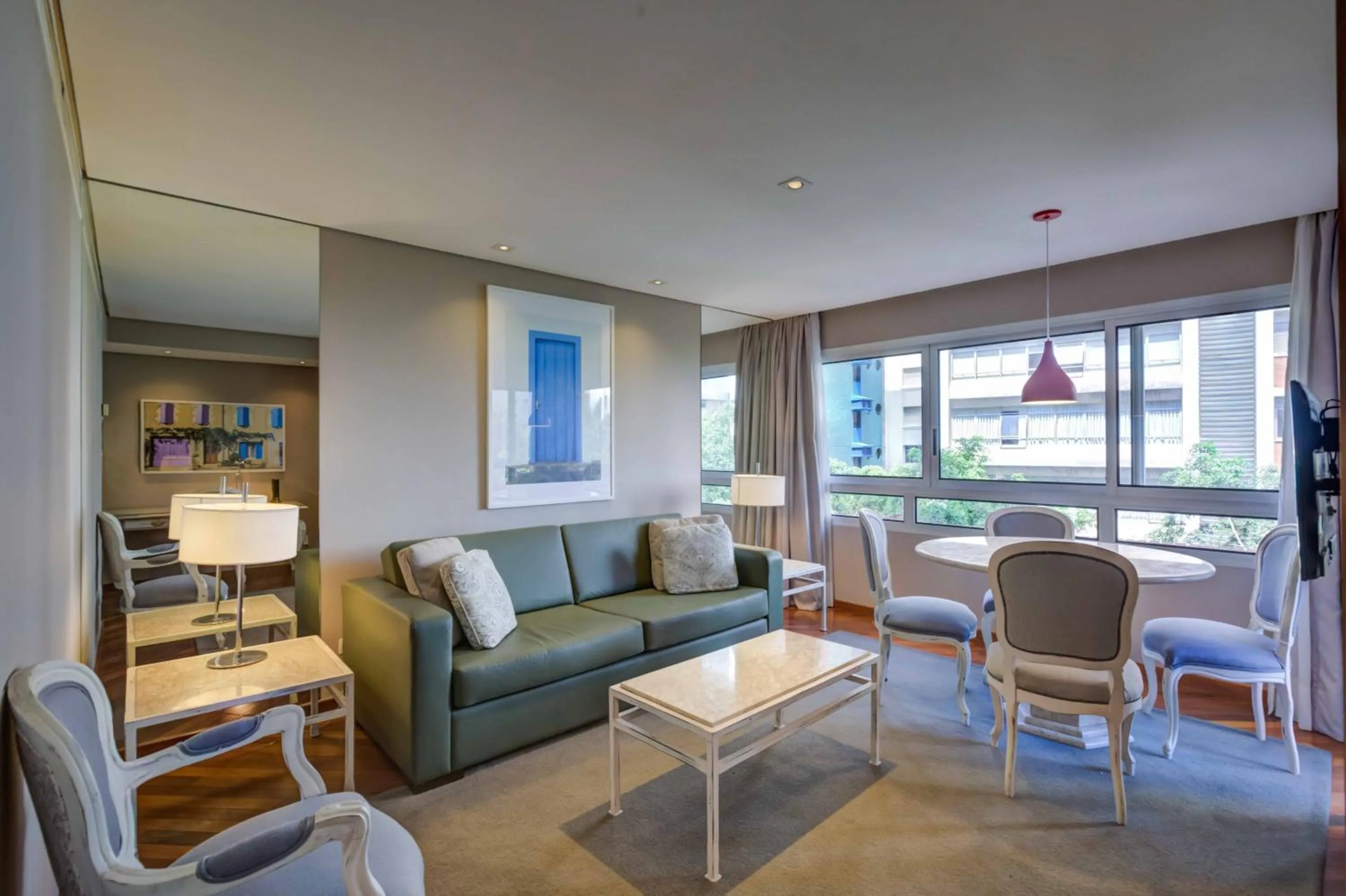 Living room in Roomo Etoile GeorgeV Jardins Residencial