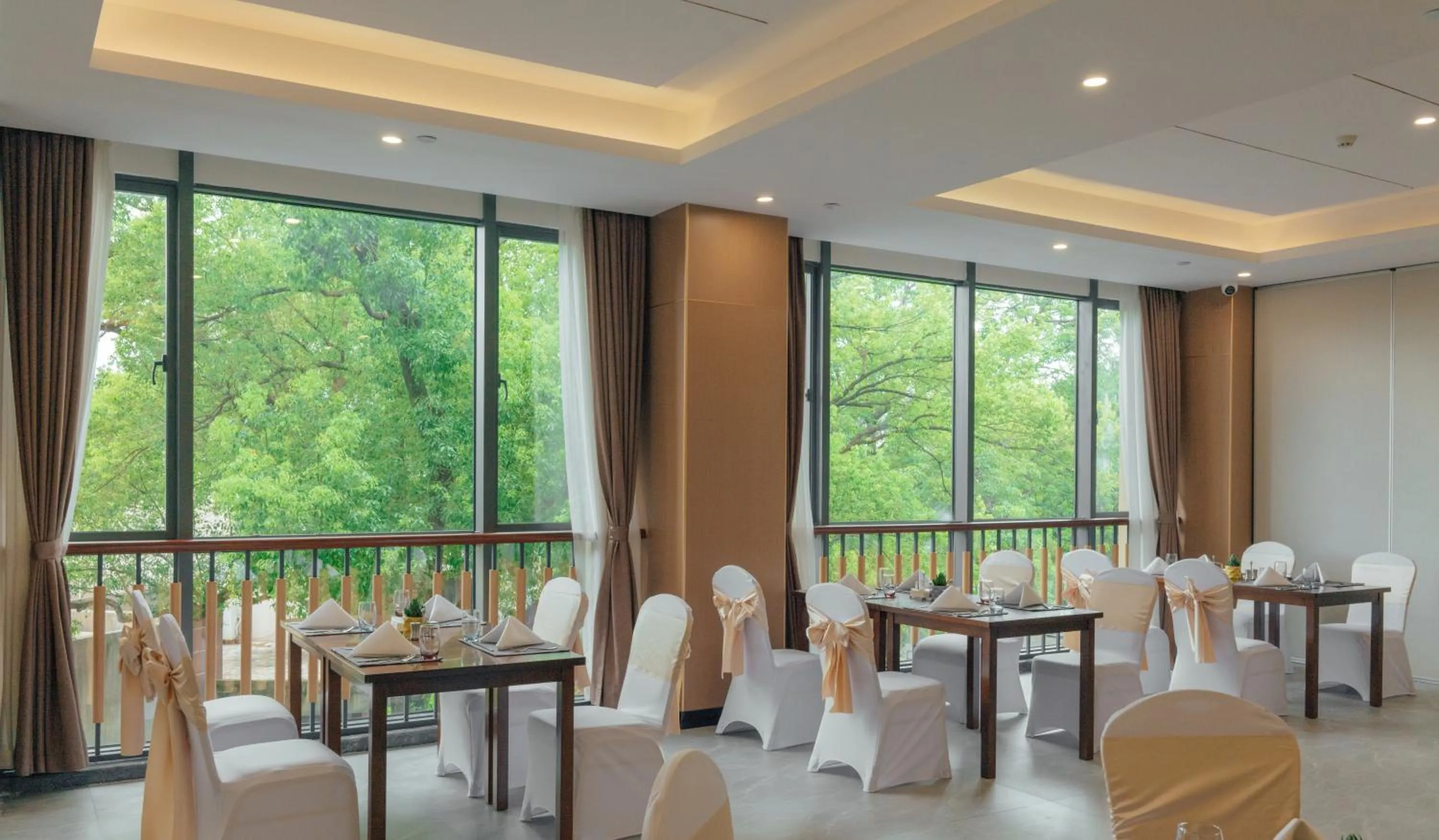 Restaurant/places to eat in White Swan Guest House MeiZhou