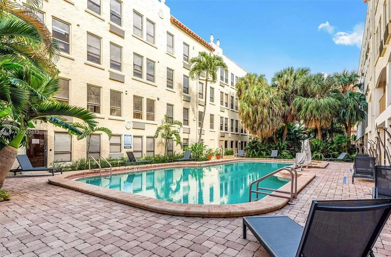 Swimming pool in Renovated studio in the heart of Palm Beach - free parking, security box