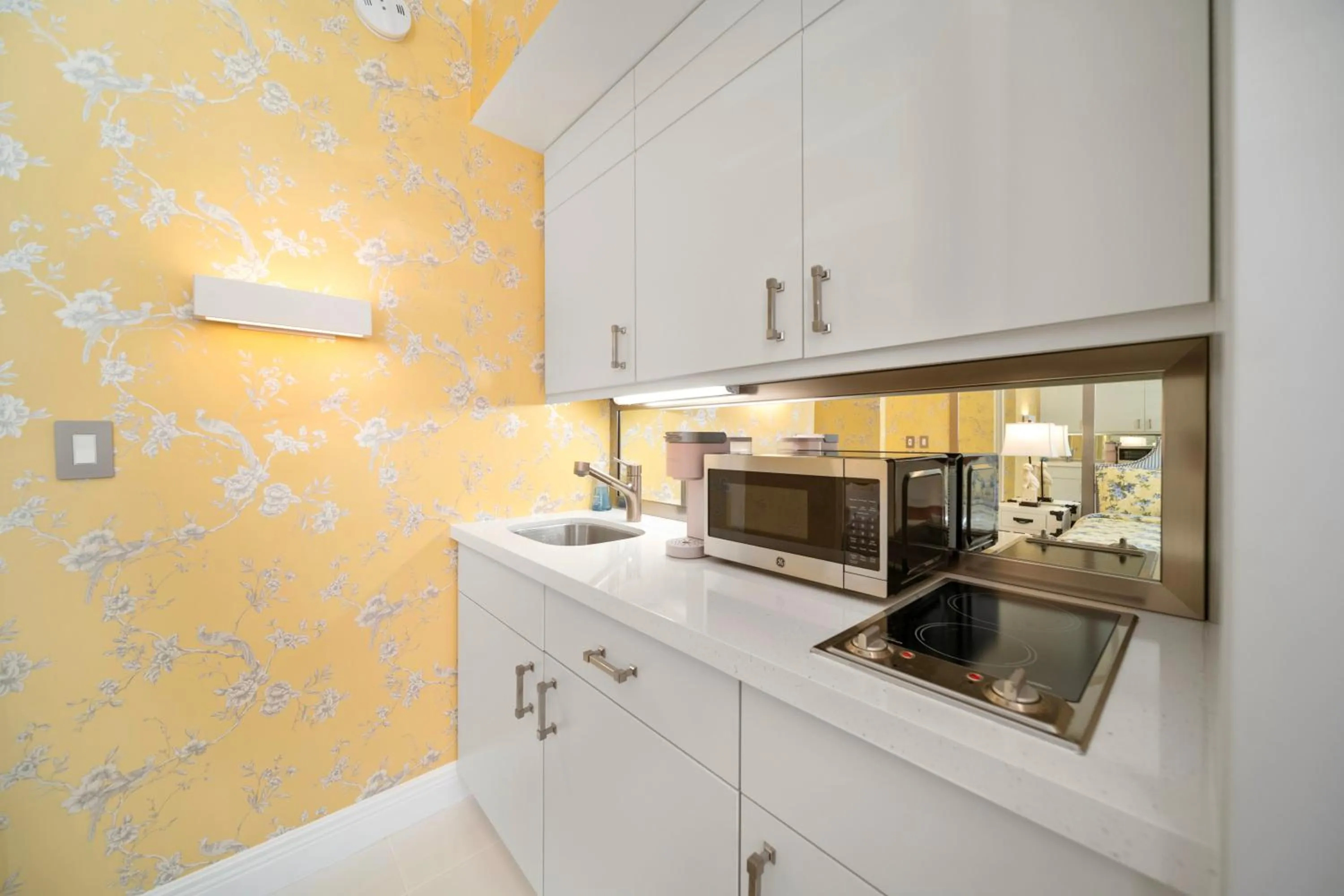 Kitchen or kitchenette in Renovated studio in the heart of Palm Beach - free parking, security box