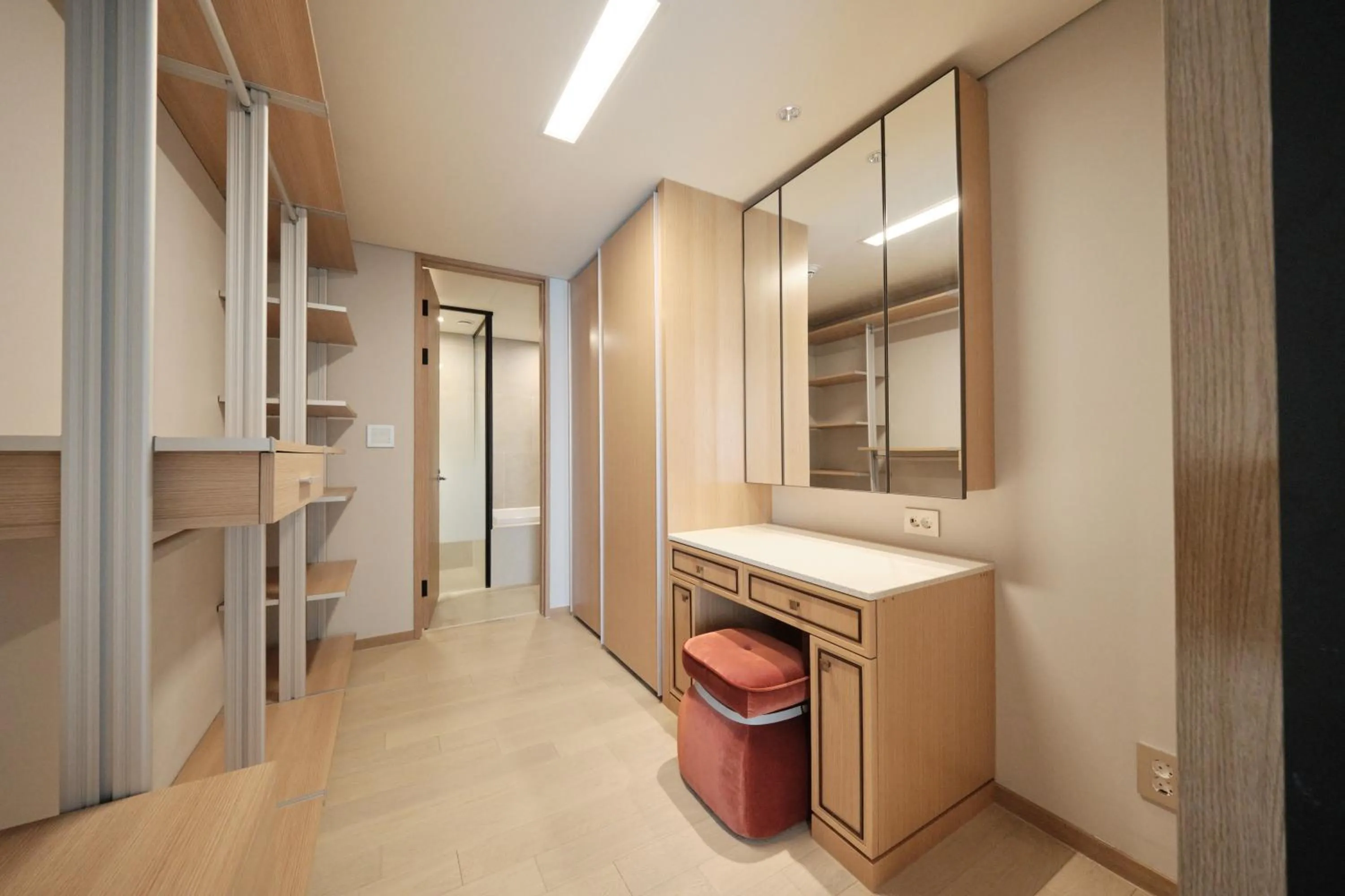 wardrobe in UH FLAT Signature DAEGU