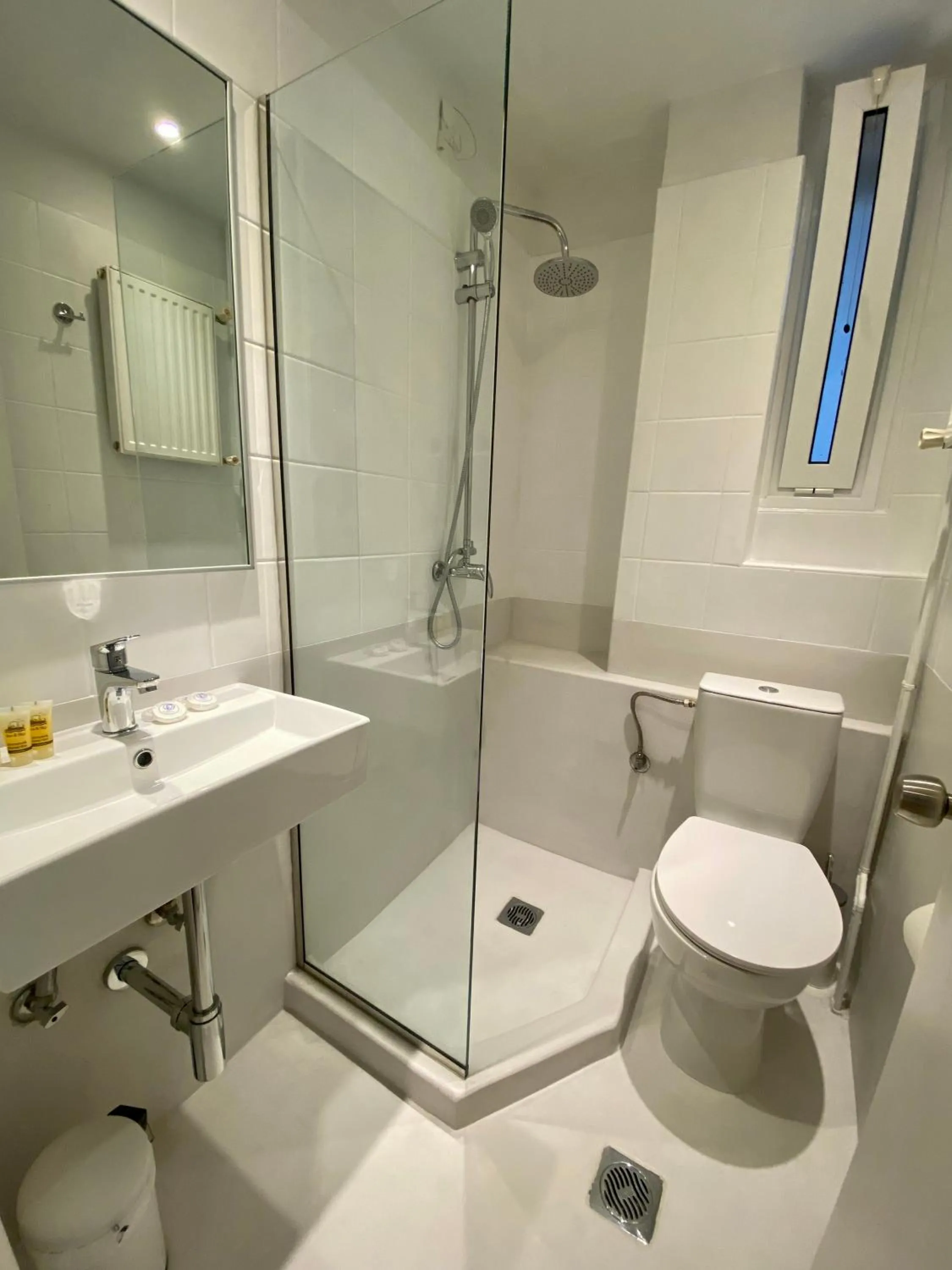 Toilet in Platon Hotel