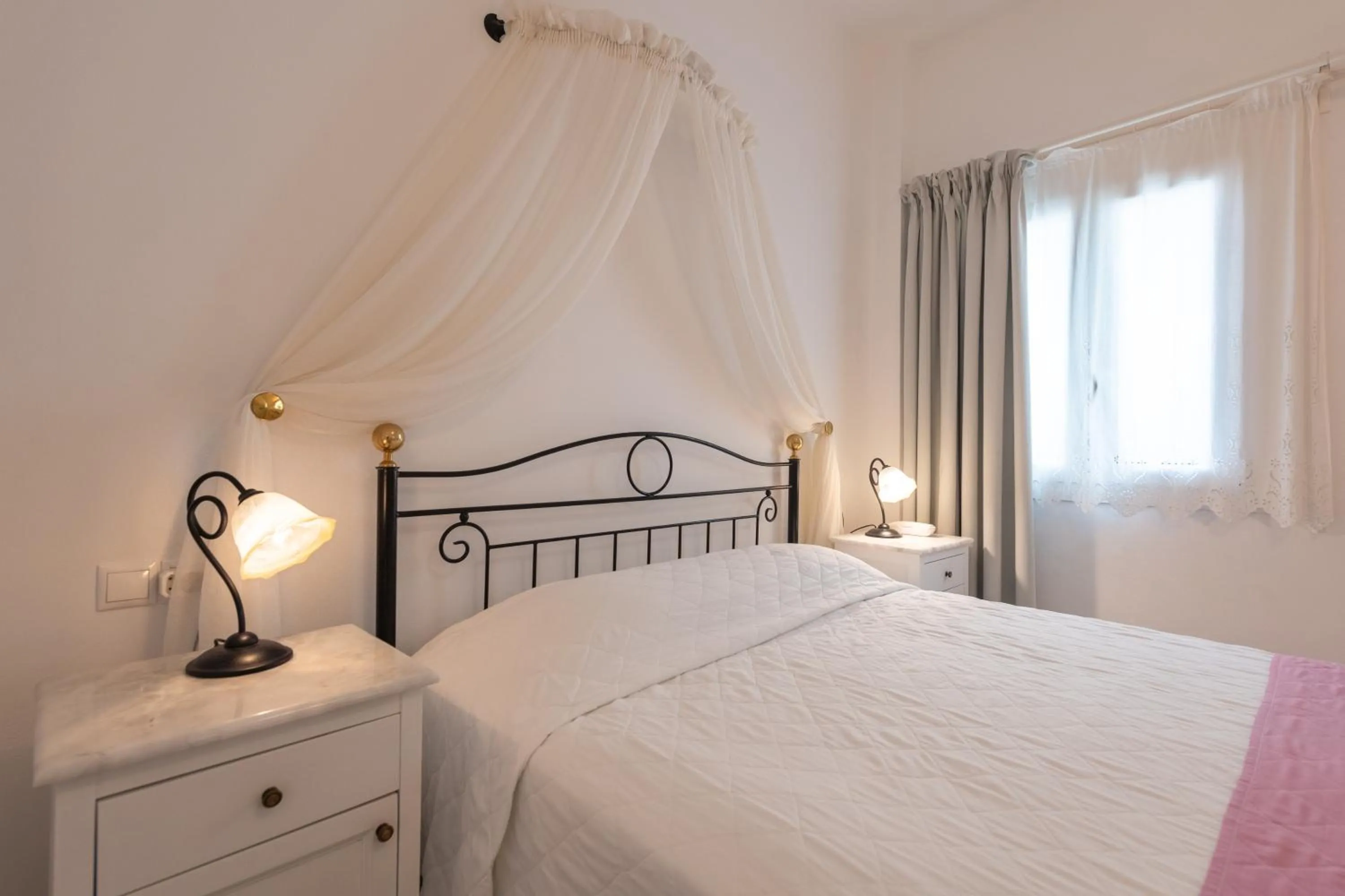 Bed in Reverie Santorini Hotel