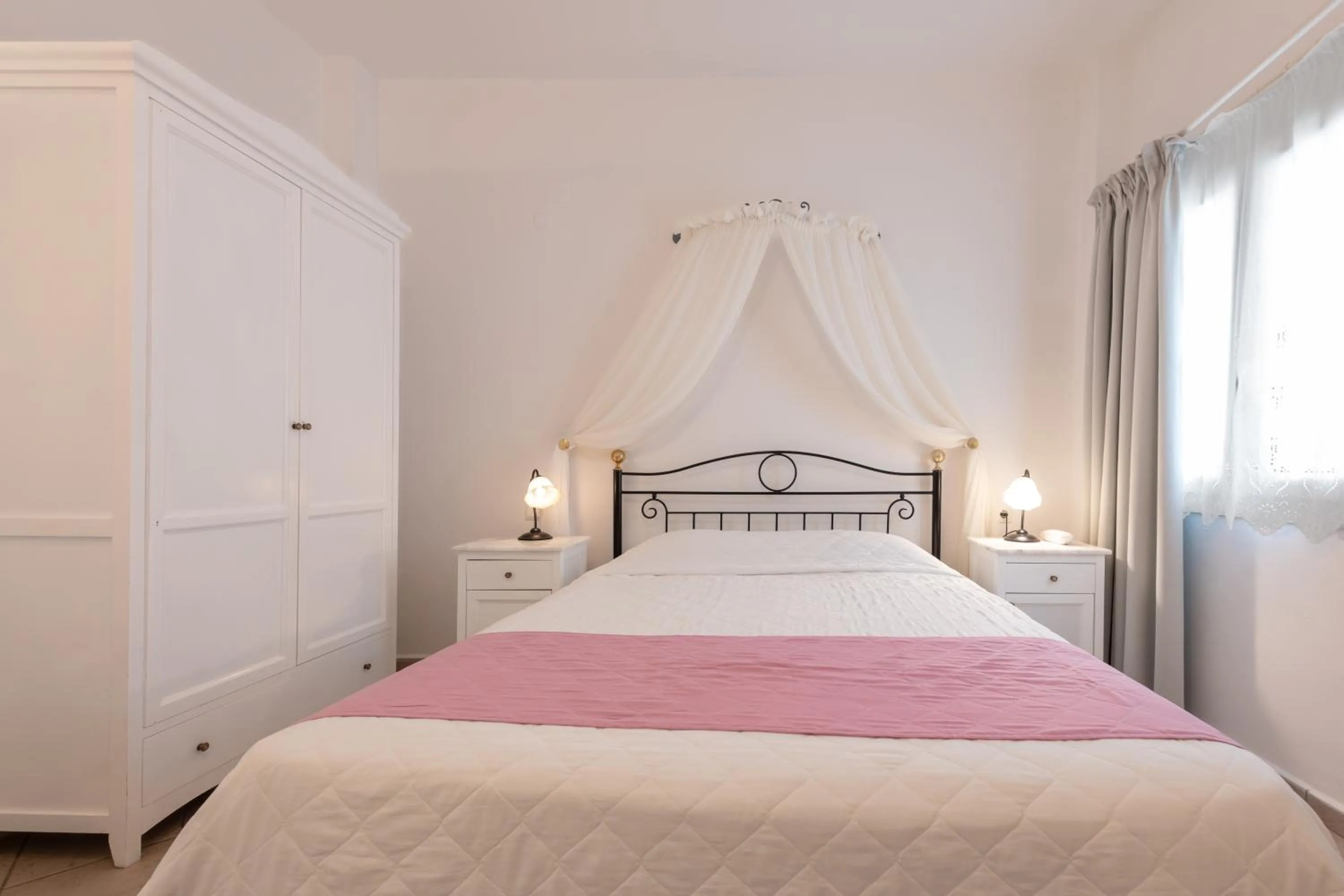 Bed in Reverie Santorini Hotel