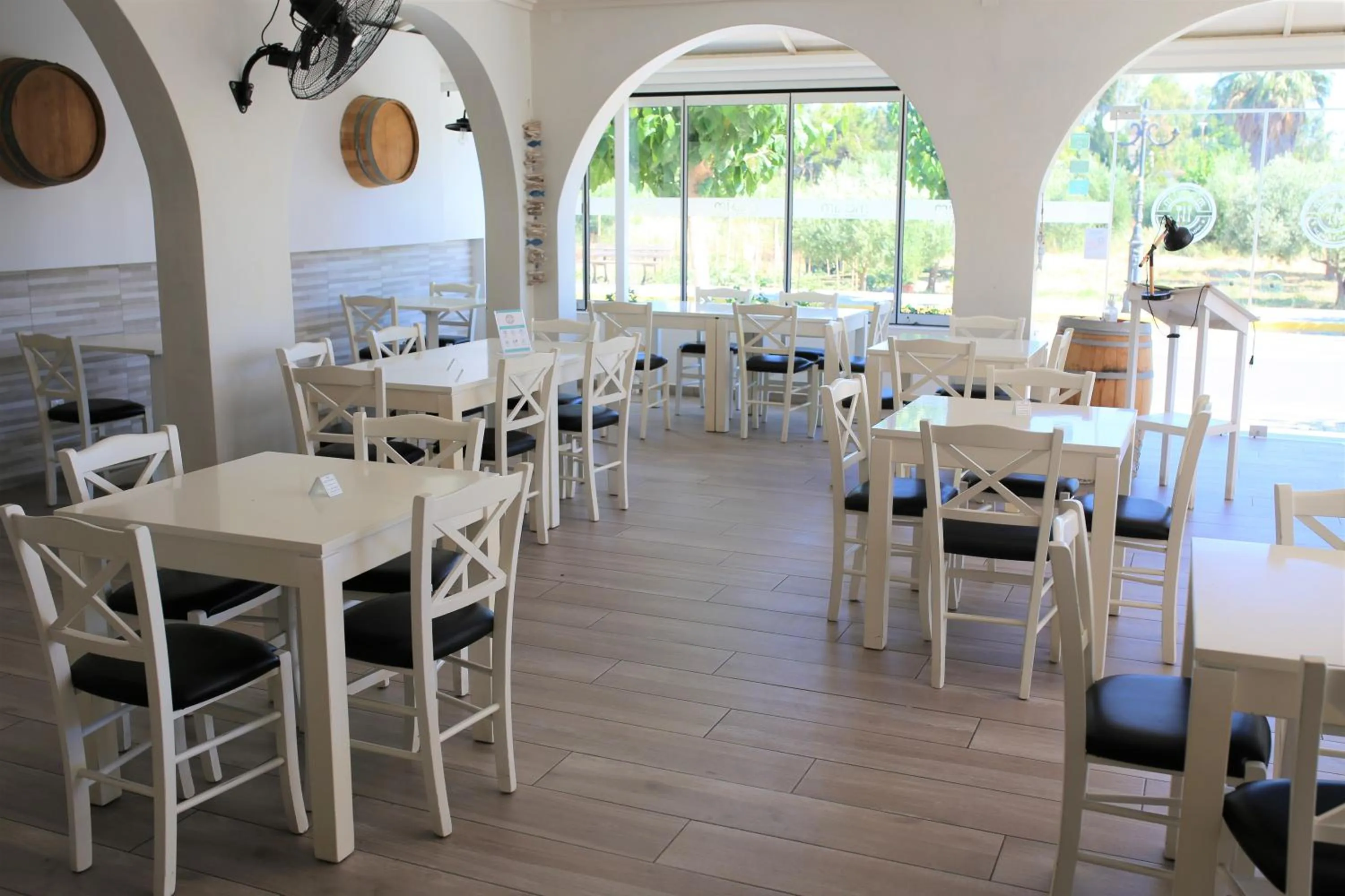 Restaurant/places to eat in Castro Hotel