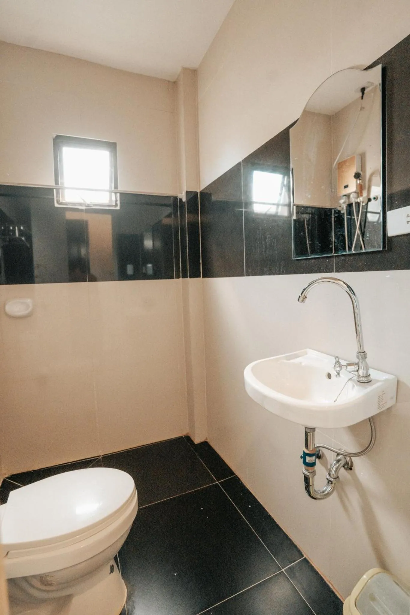 Shower in Sonora's Inn, Coron