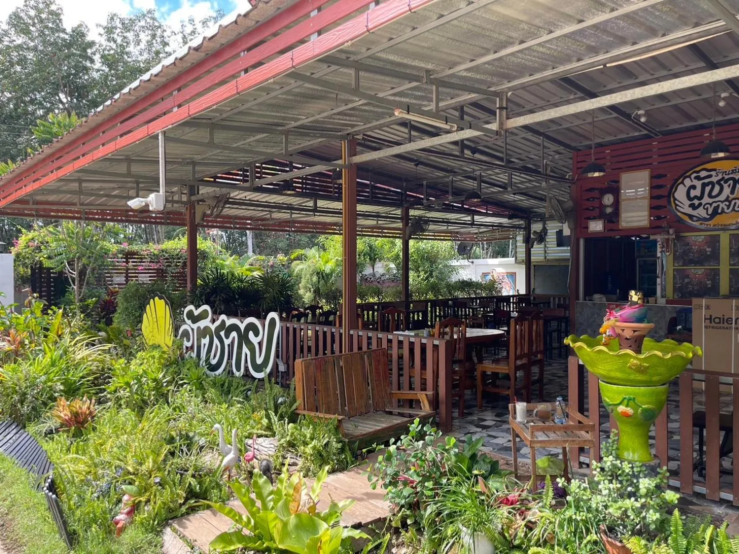 Restaurant/places to eat in ANGEL RESORT i