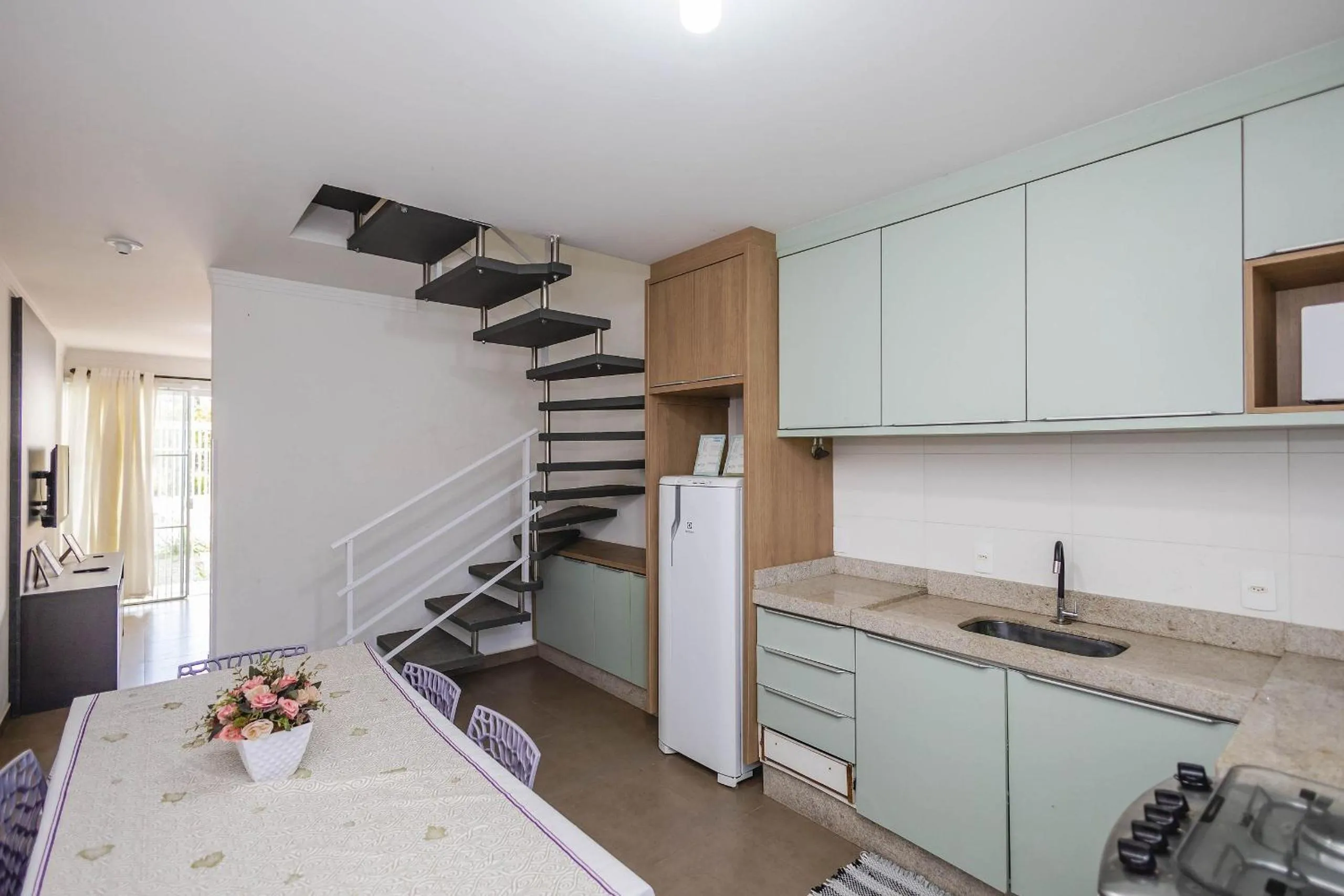 Kitchen or kitchenette in Completa casa apenas 700m da praia