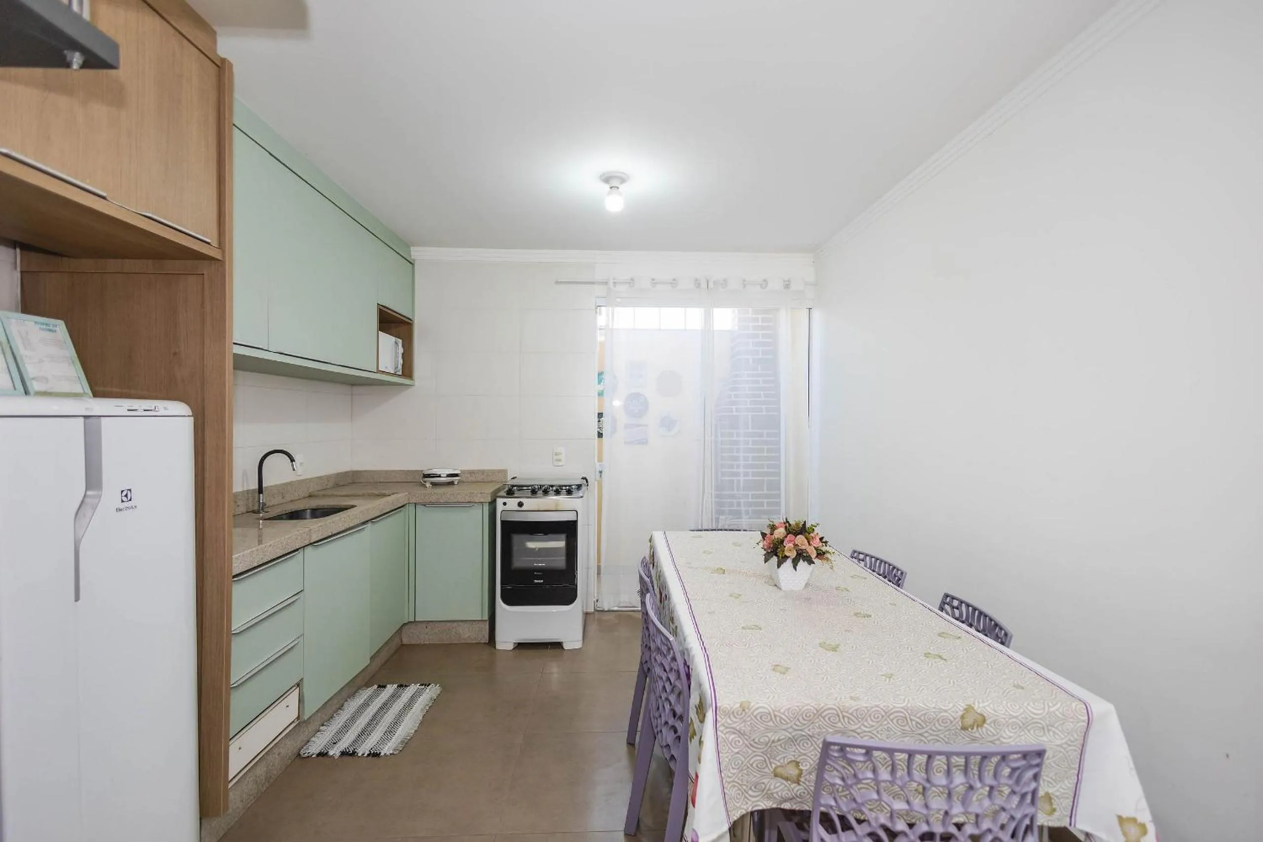 Kitchen or kitchenette in Completa casa apenas 700m da praia