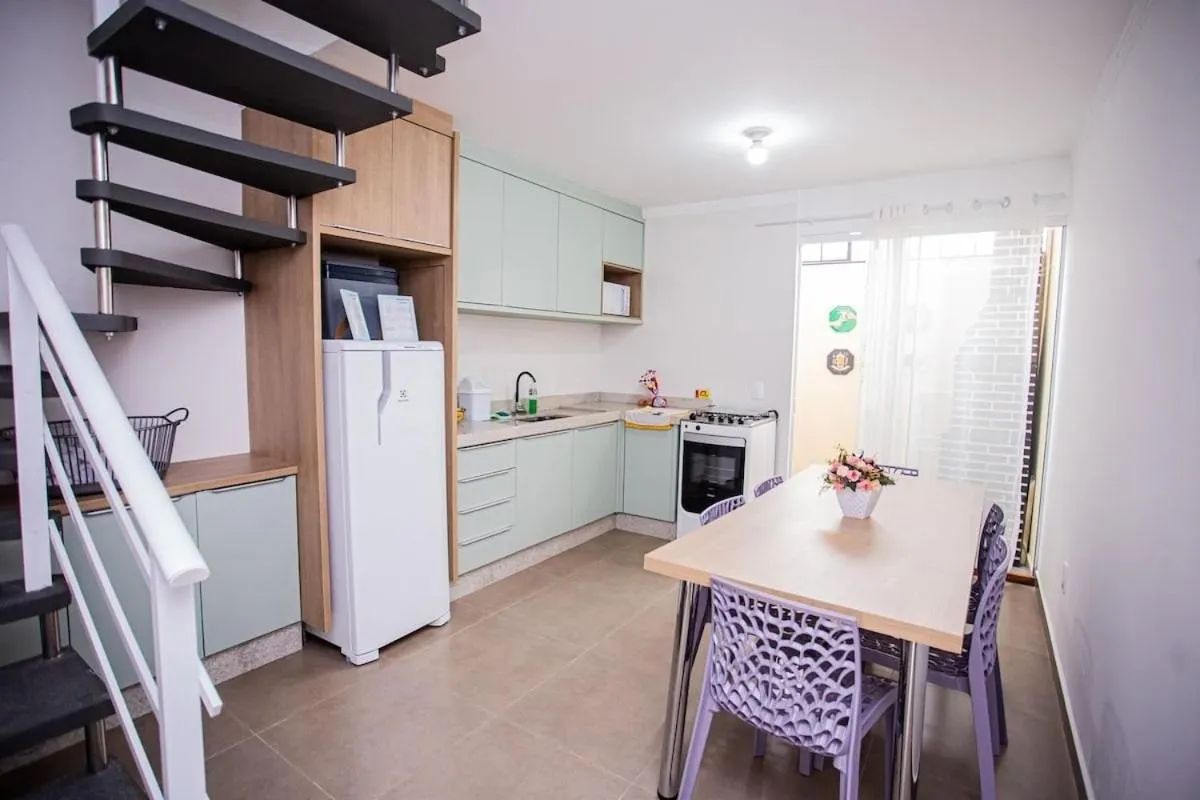 Kitchen or kitchenette in Completa casa apenas 700m da praia