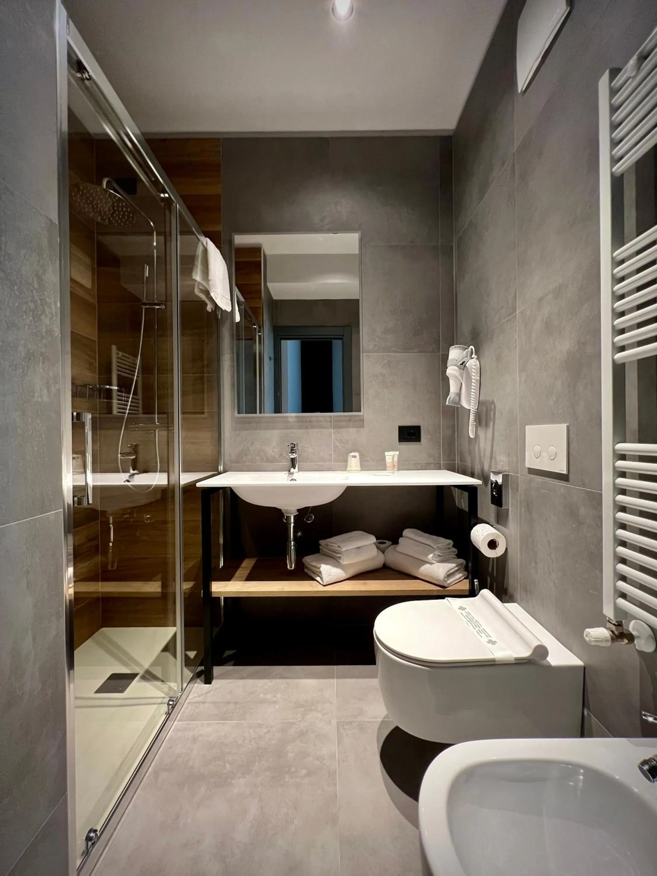 Bathroom, Bed in Hotel Leonessa