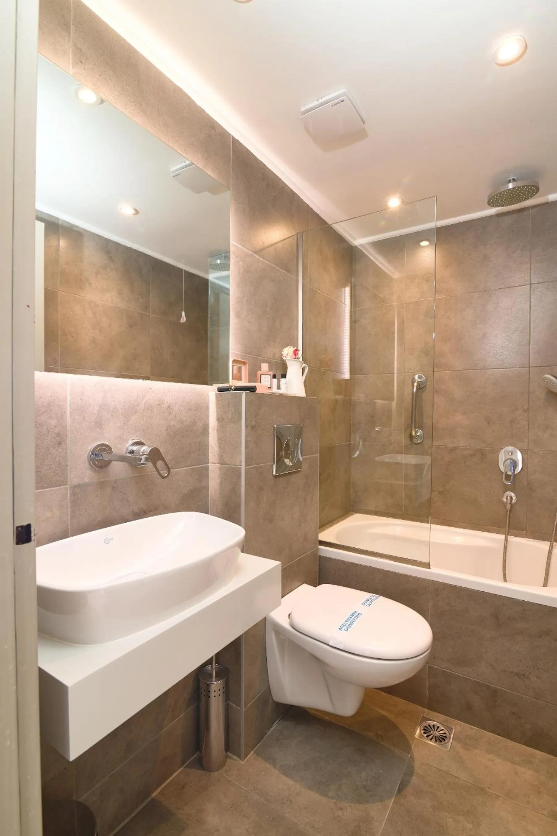 Bathroom in Fedriades Delphi Hotel