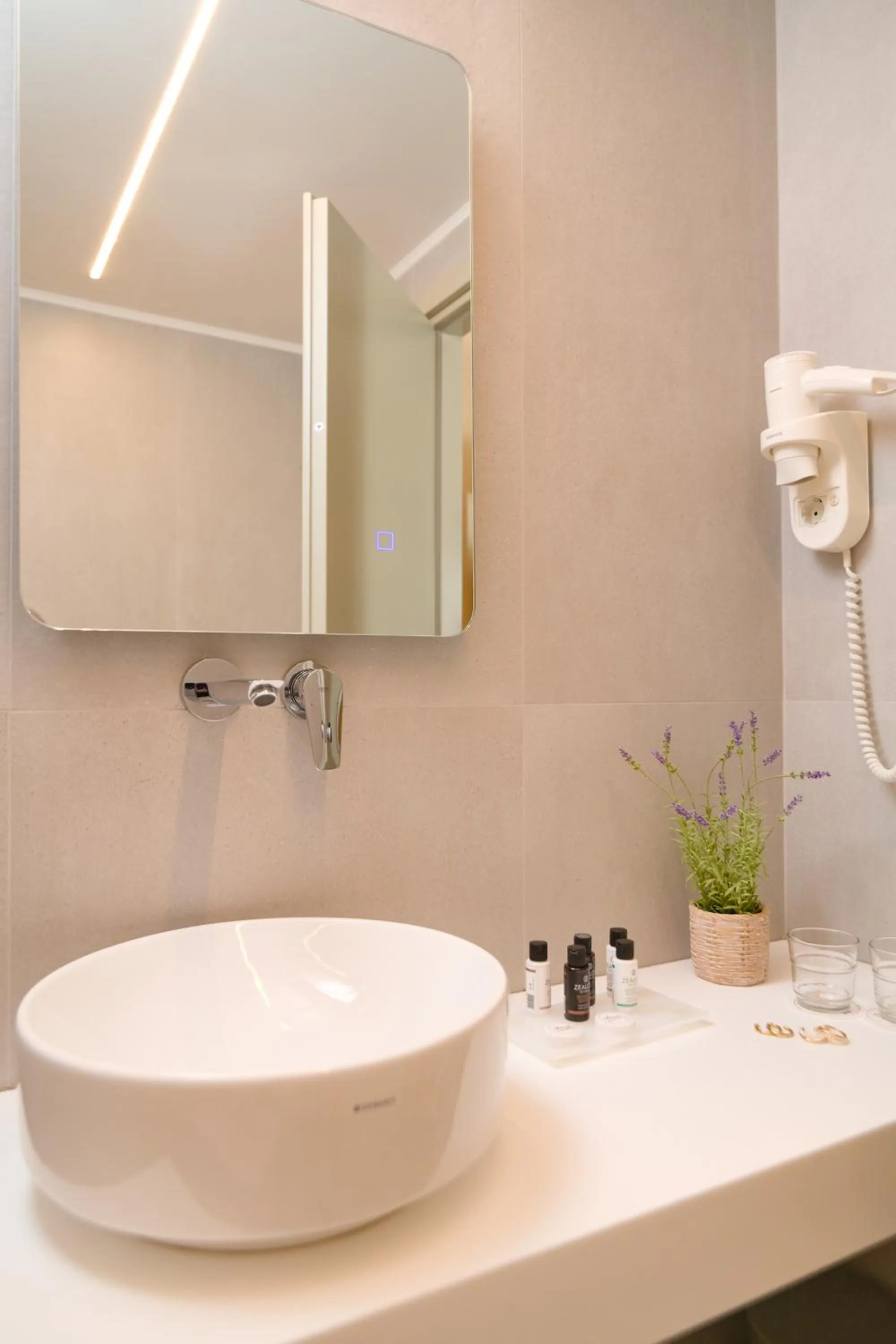 Bathroom in Fedriades Delphi Hotel