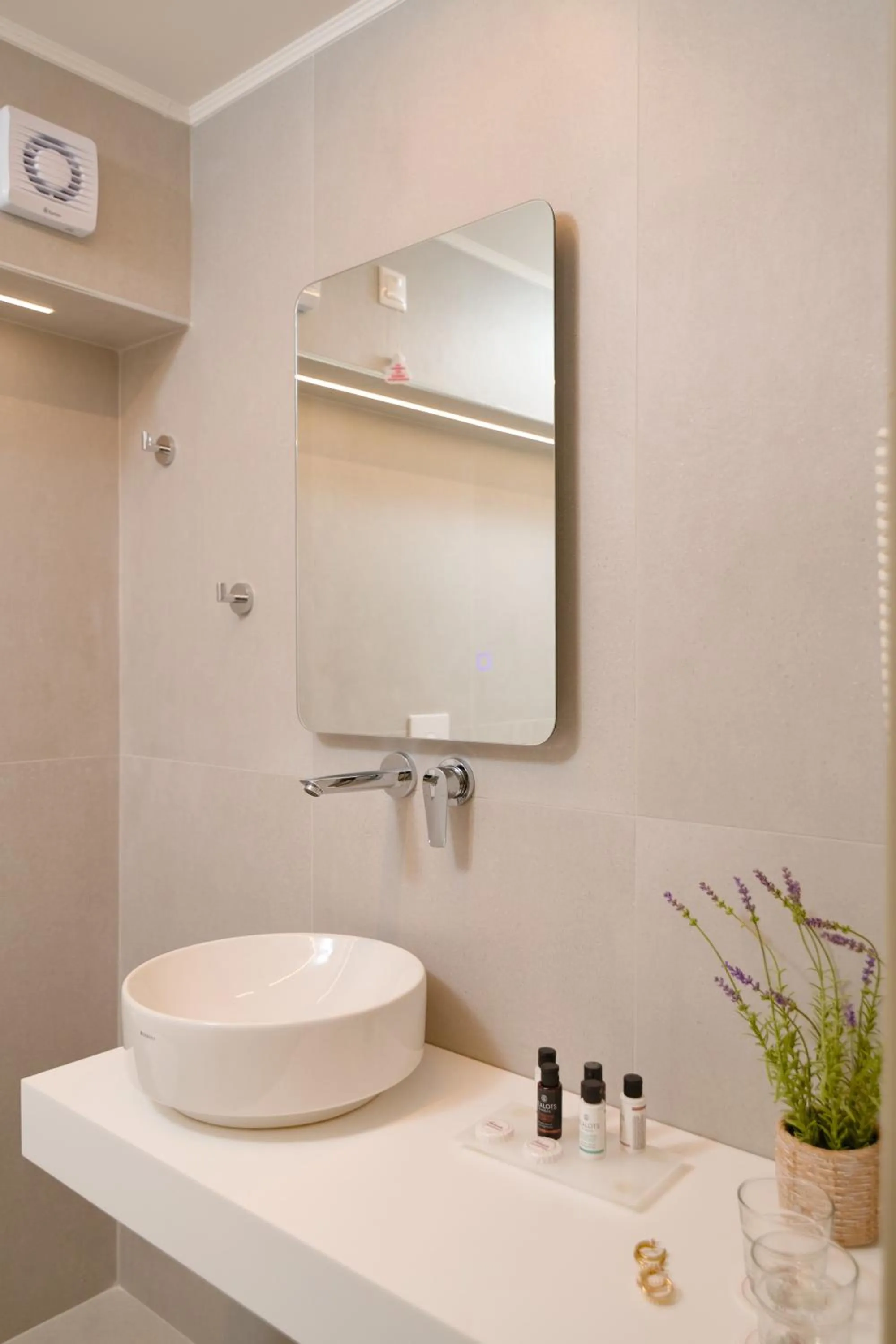 Bathroom in Fedriades Delphi Hotel