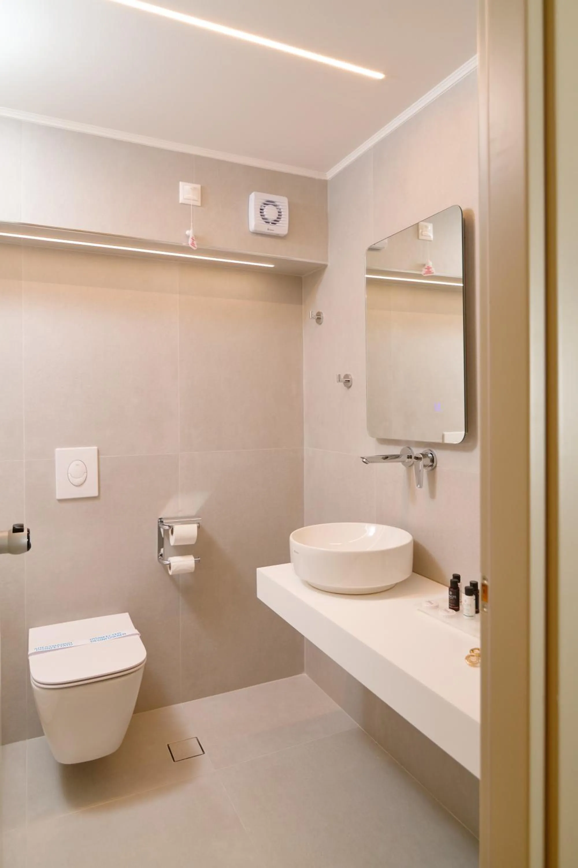 Toilet in Fedriades Delphi Hotel