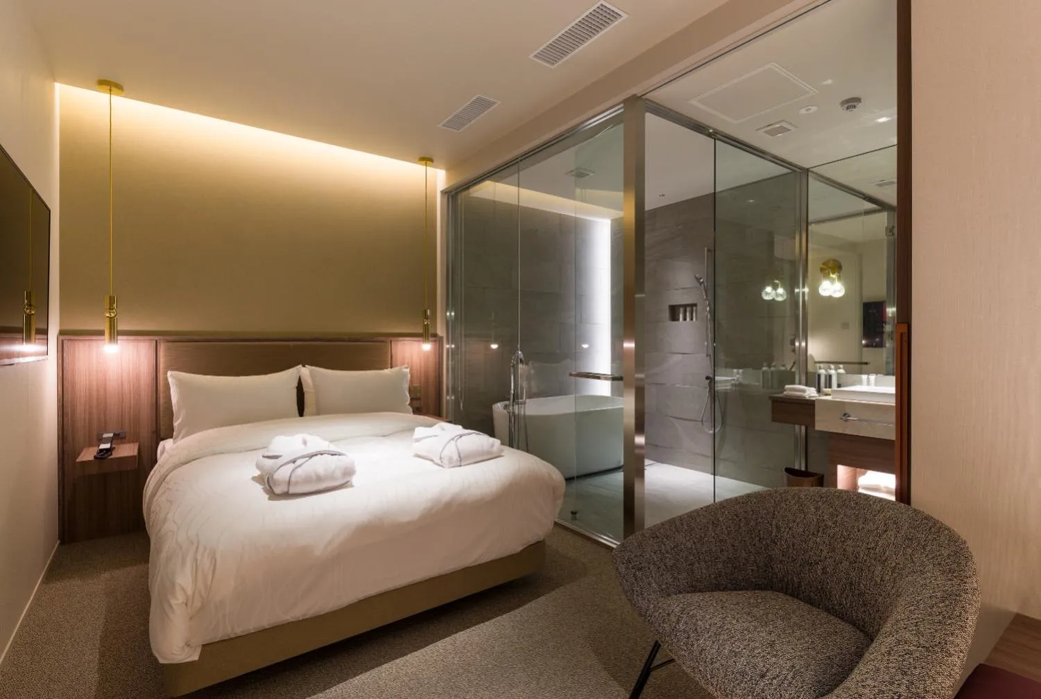 Photo of the whole room, Bed in THE skM TOKYO HOTEL & DINING