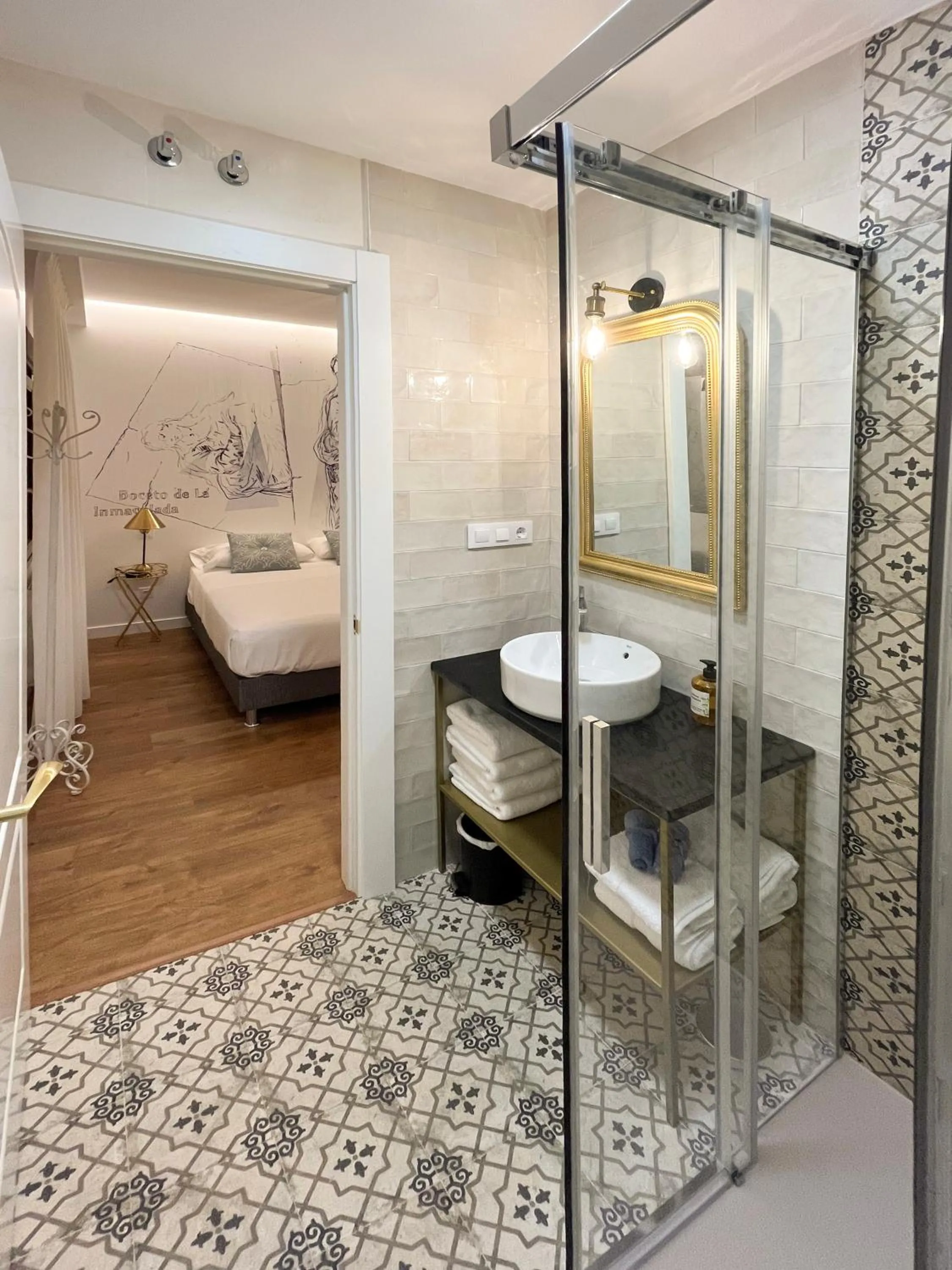 Toilet, Bed in Cervantes 5 Collection - Greco Aparcamiento en el Edificio