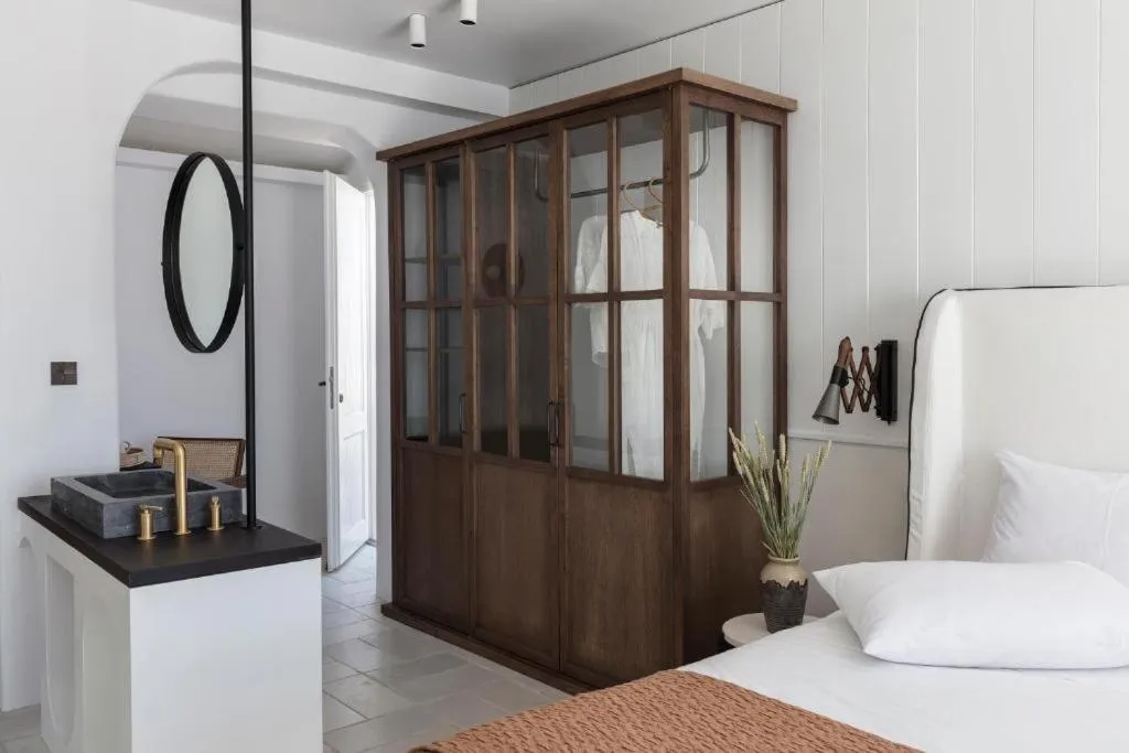 Photo of the whole room, Bed in Porto Mykonos