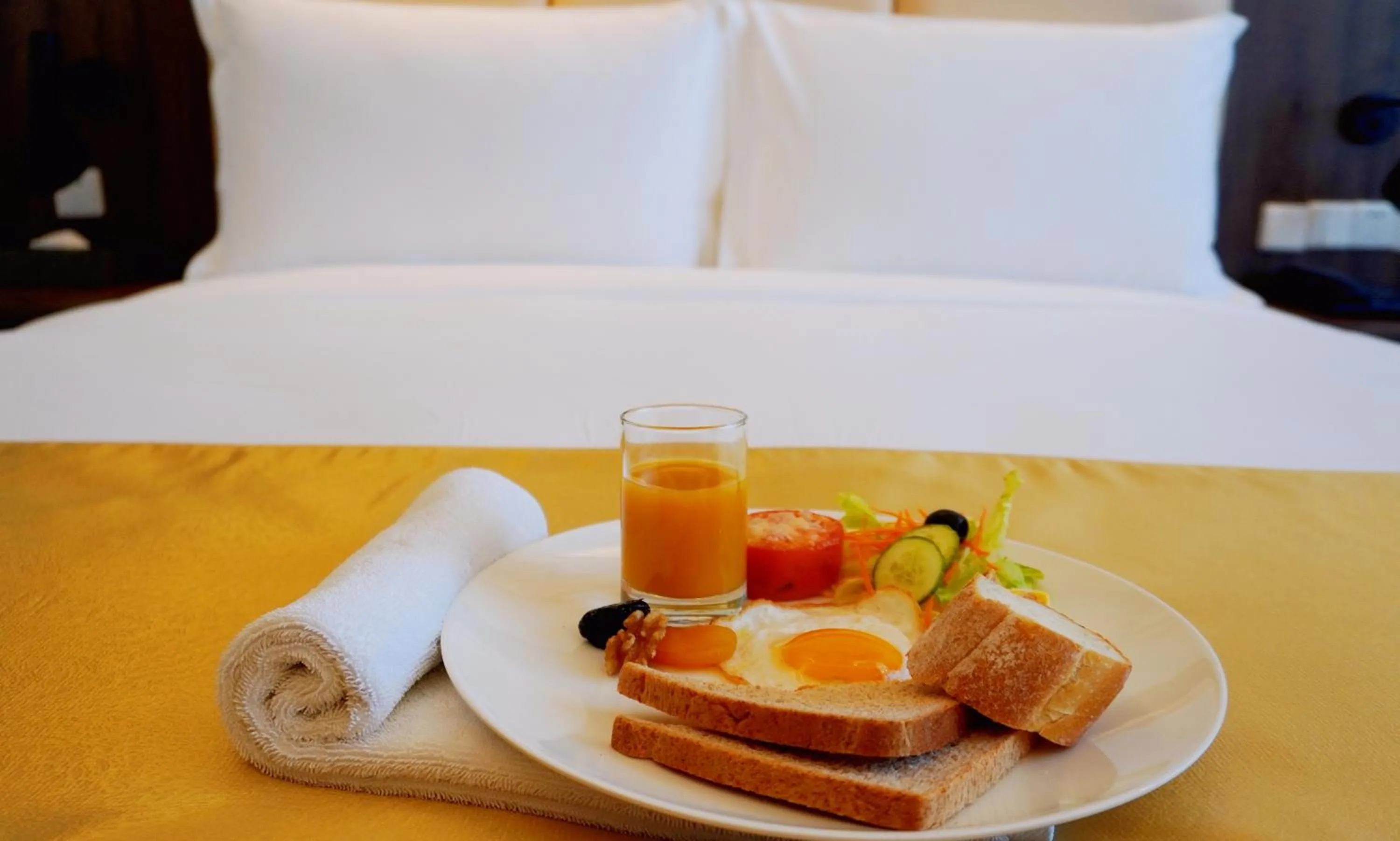 Restaurant/places to eat, Bed in Escale International Hotel