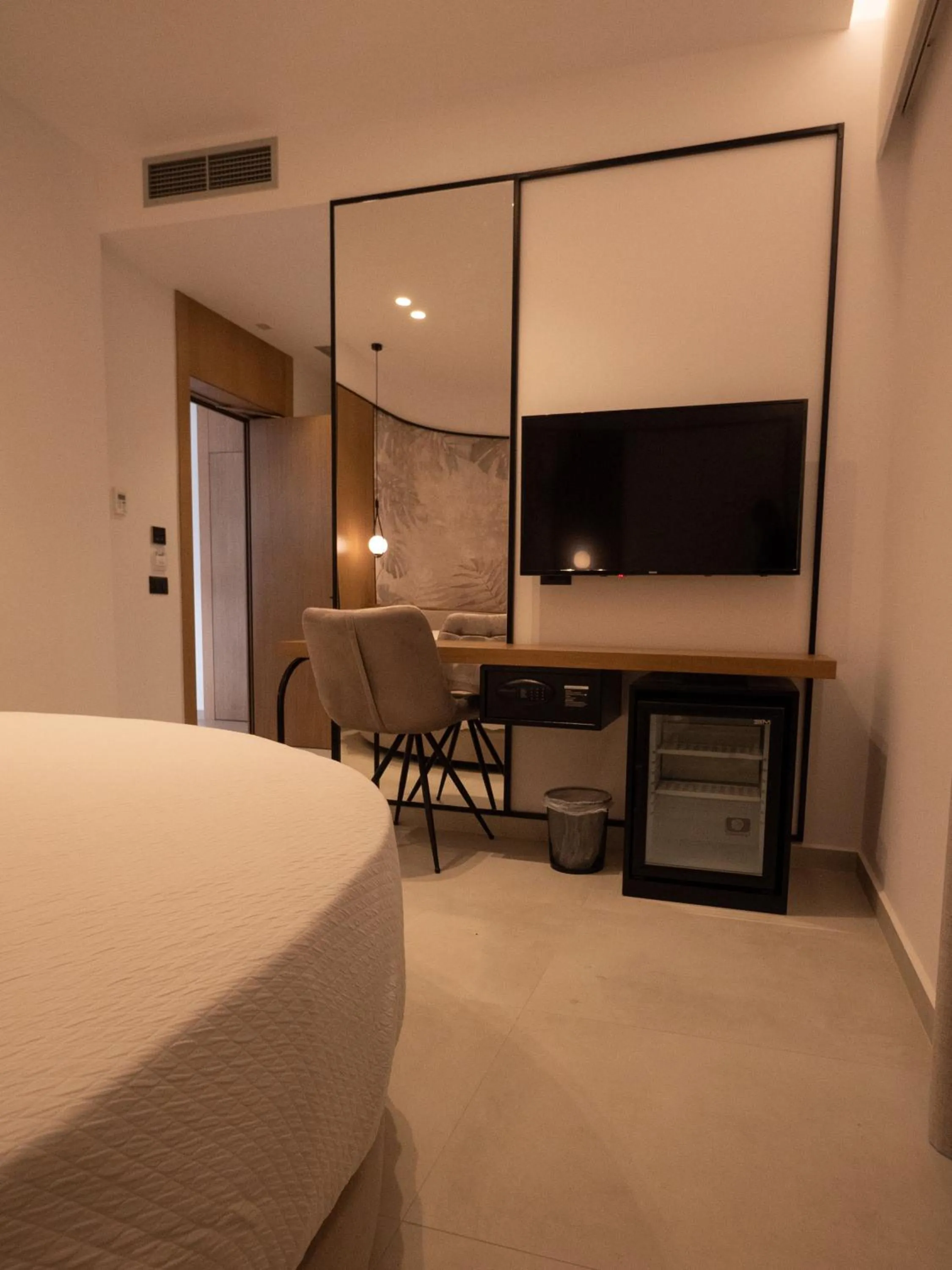 Communal lounge/ TV room, Bed in Colosseum Hotel