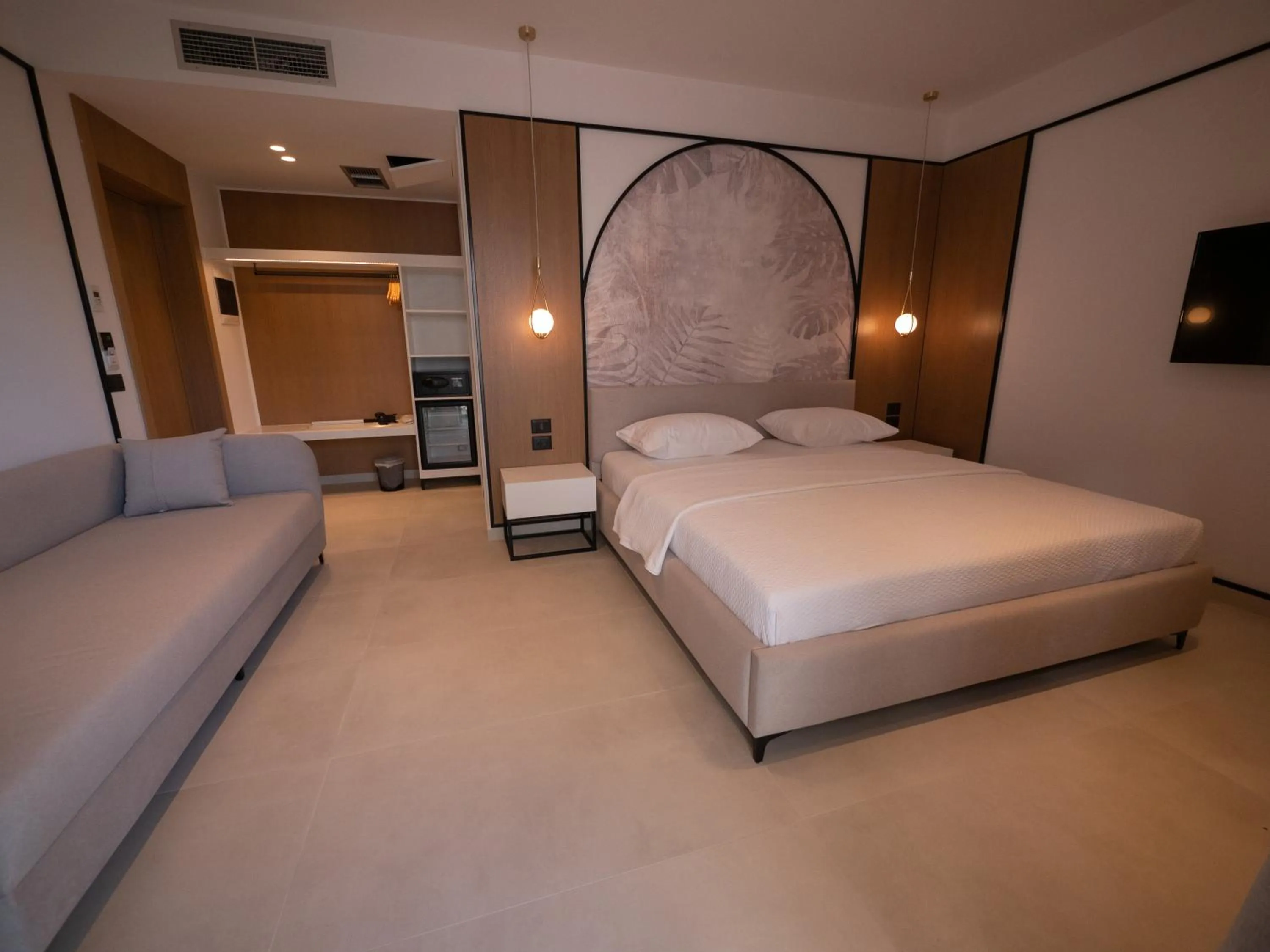 Photo of the whole room, Bed in Colosseum Hotel