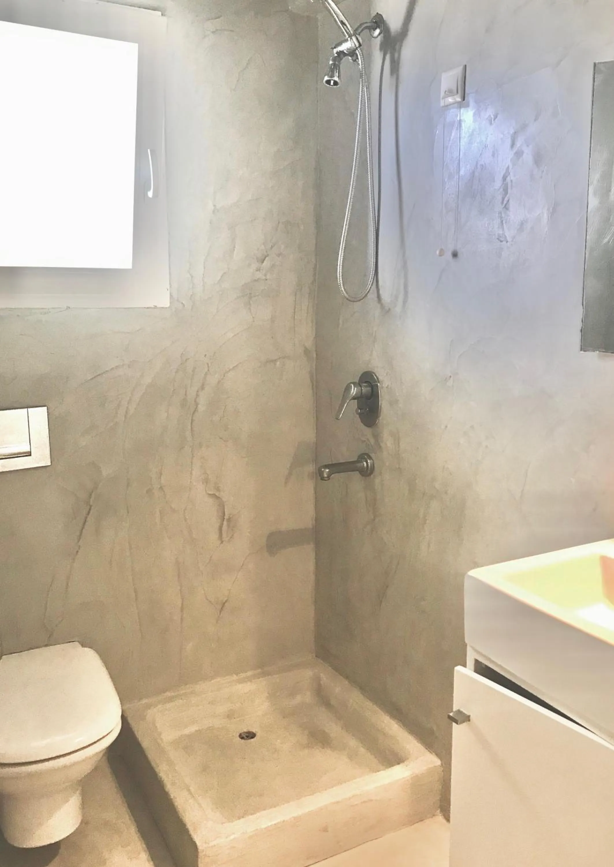 Shower in Thera Mare