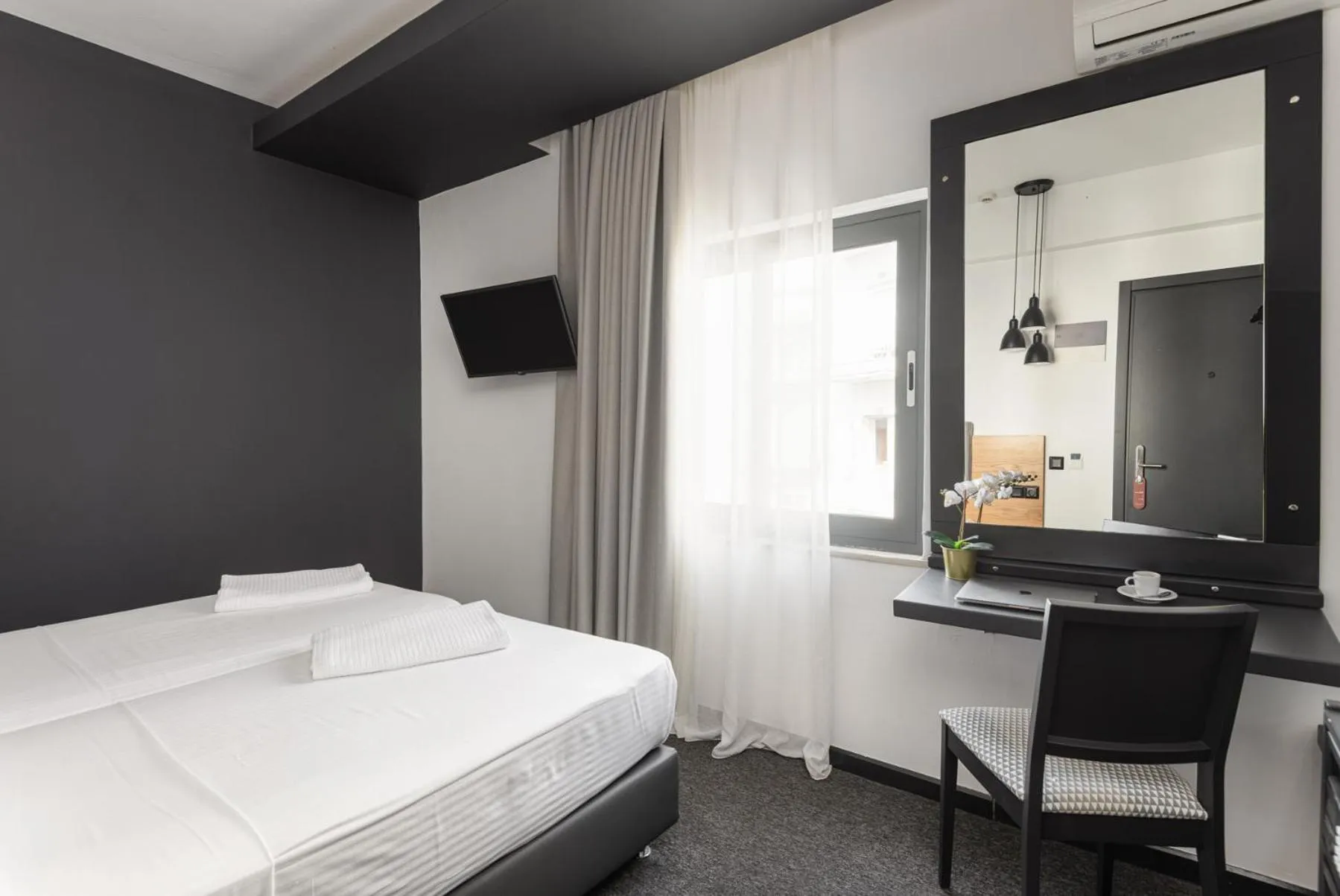 Photo of the whole room, Bed in Park Hotel